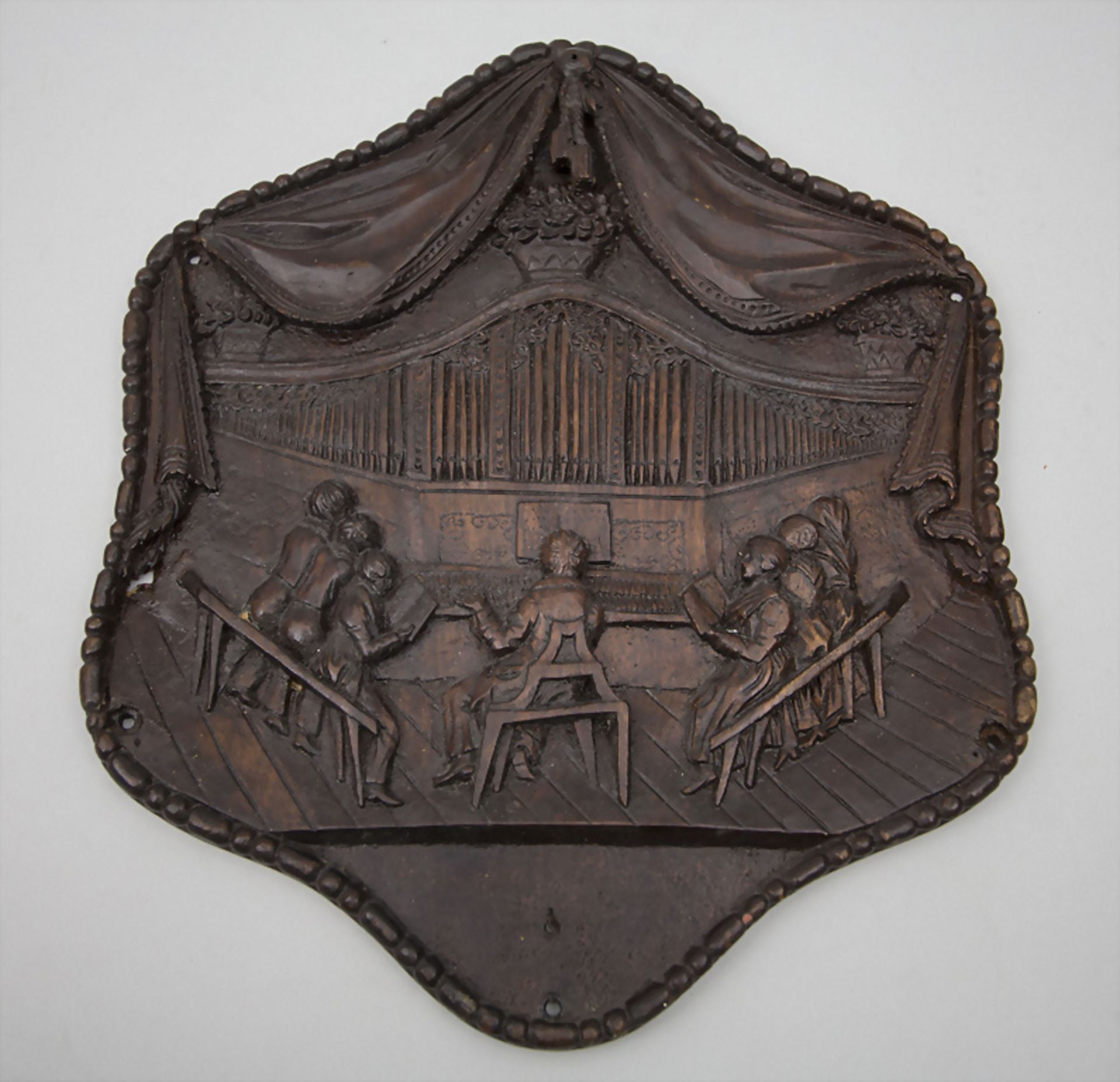 Holzflachrelief 'Orgelspieler mit Sängerschar' / A wooden relief 'An organ player with singers'
