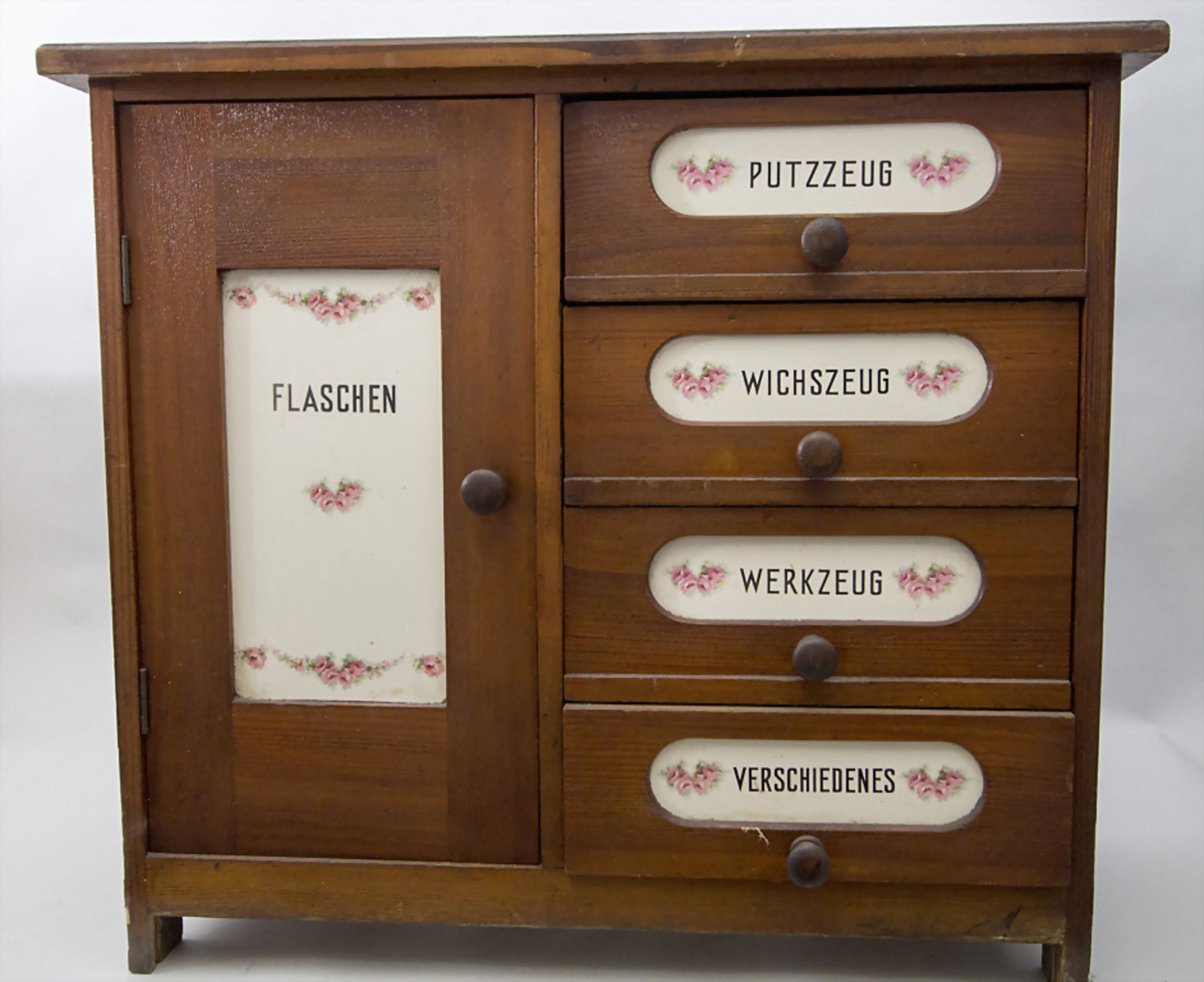 Kleinkommode mit Rösler-Keramik / A small chest of drawers, um 1900