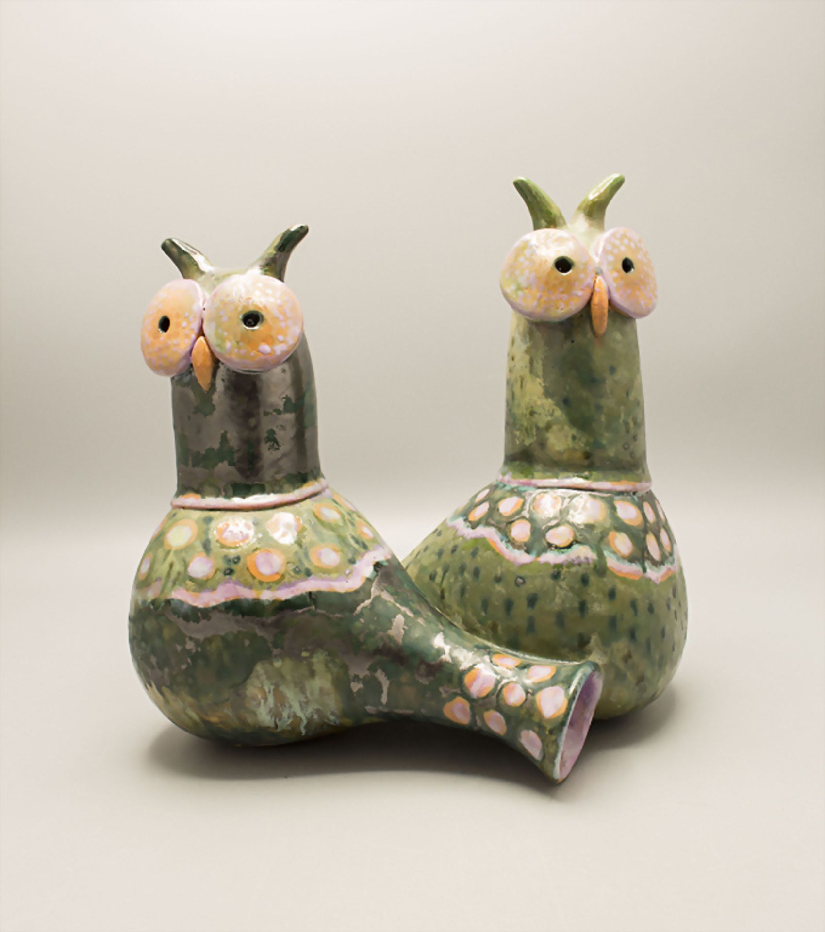 Keramik-Zierobjekt 'Eulenpaar' / A ceramic figure of two owls, Karlsruher Majolika, ...