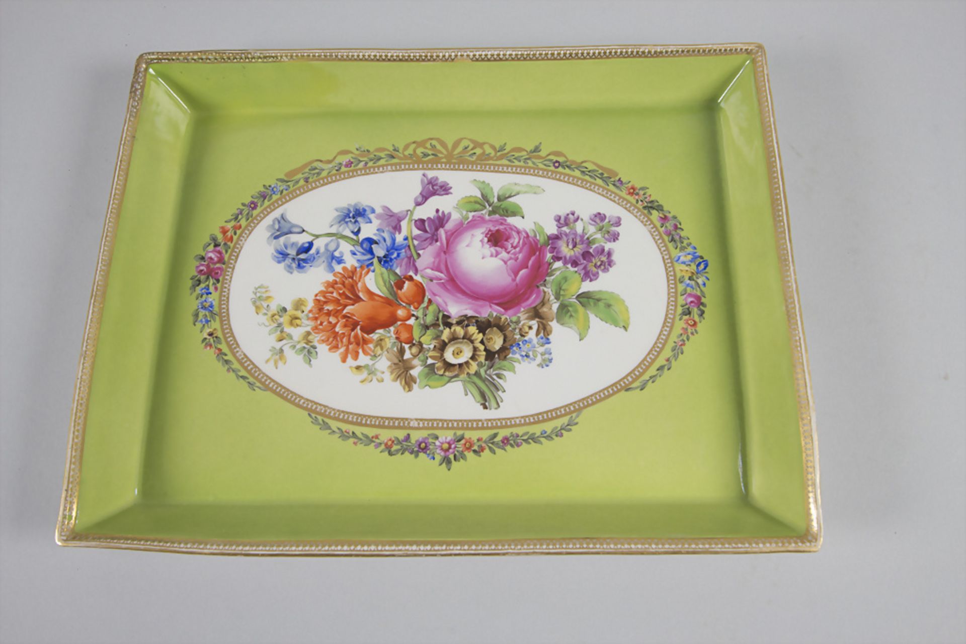 Louis Seize Serviertablett mit Blumenbouquetmalerei / A Louis Seize serving tray with flower ...