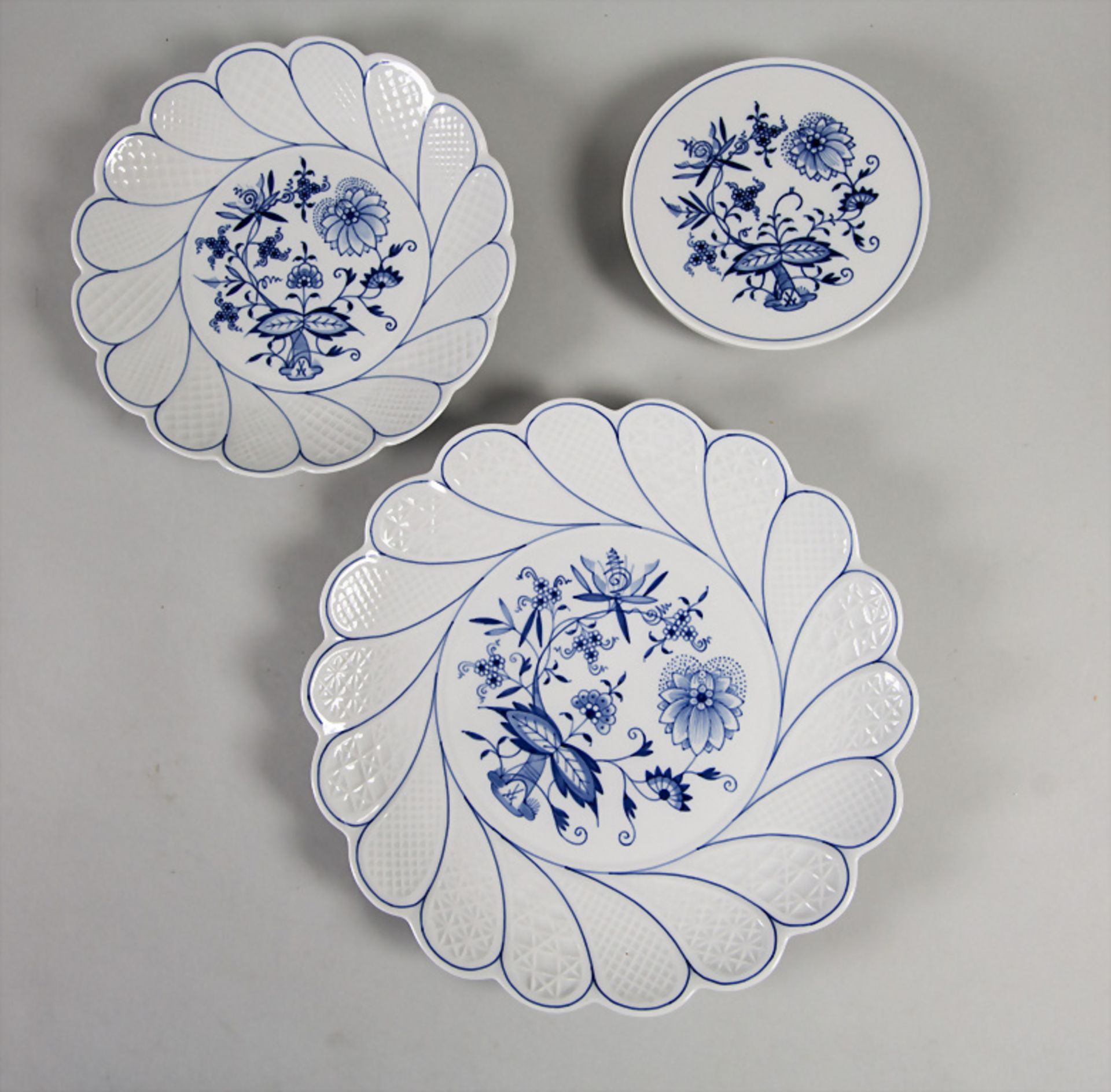 3 Teile Zwiebelmuster Porzellan / 3 pieces of onion pattern porcelain, Meissen, 20. Jh.