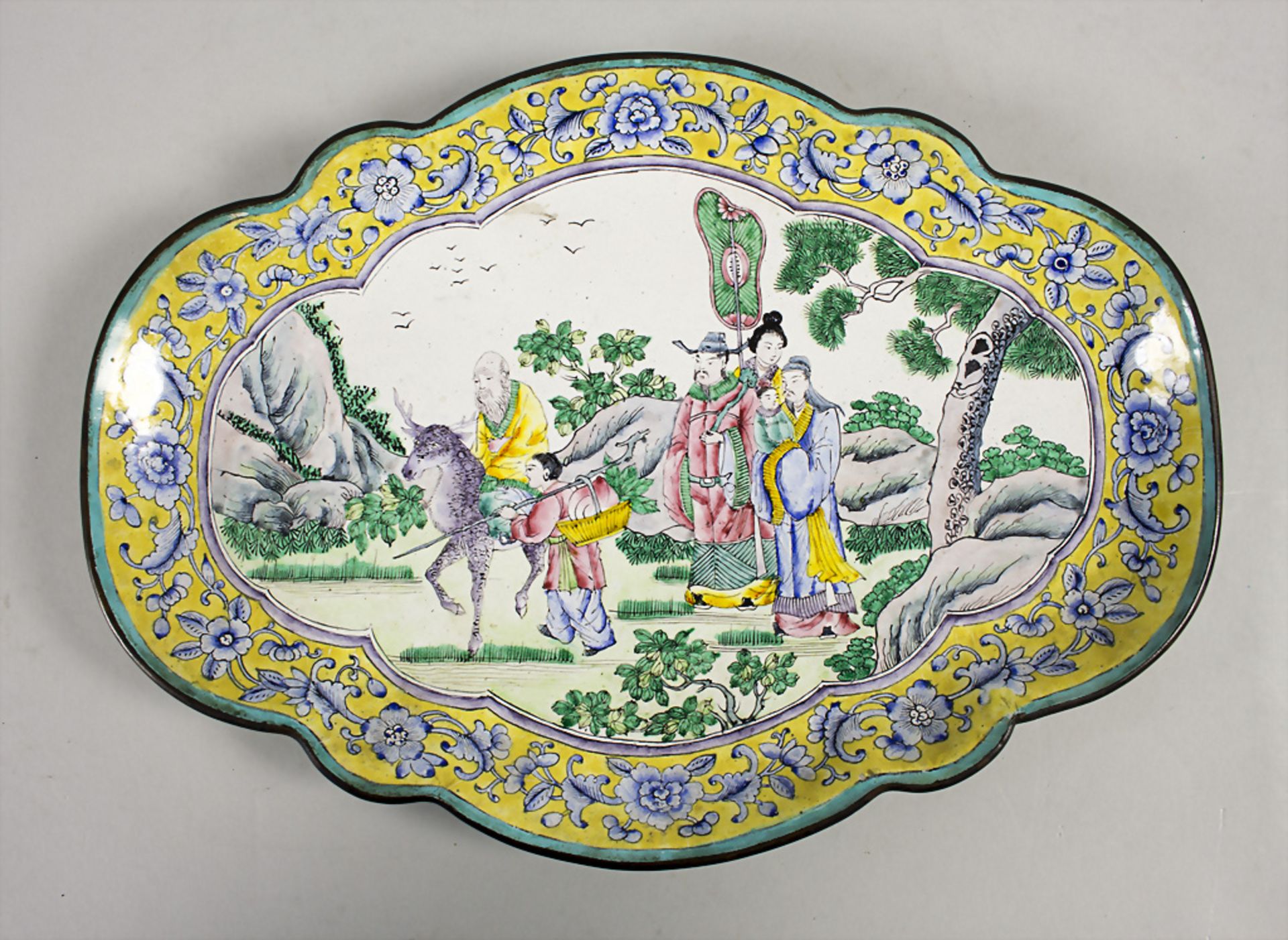 Kantonemail-Tablett / An enamelled tray, China, frühe Qing-Dynastie (1644-1911), wohl ...