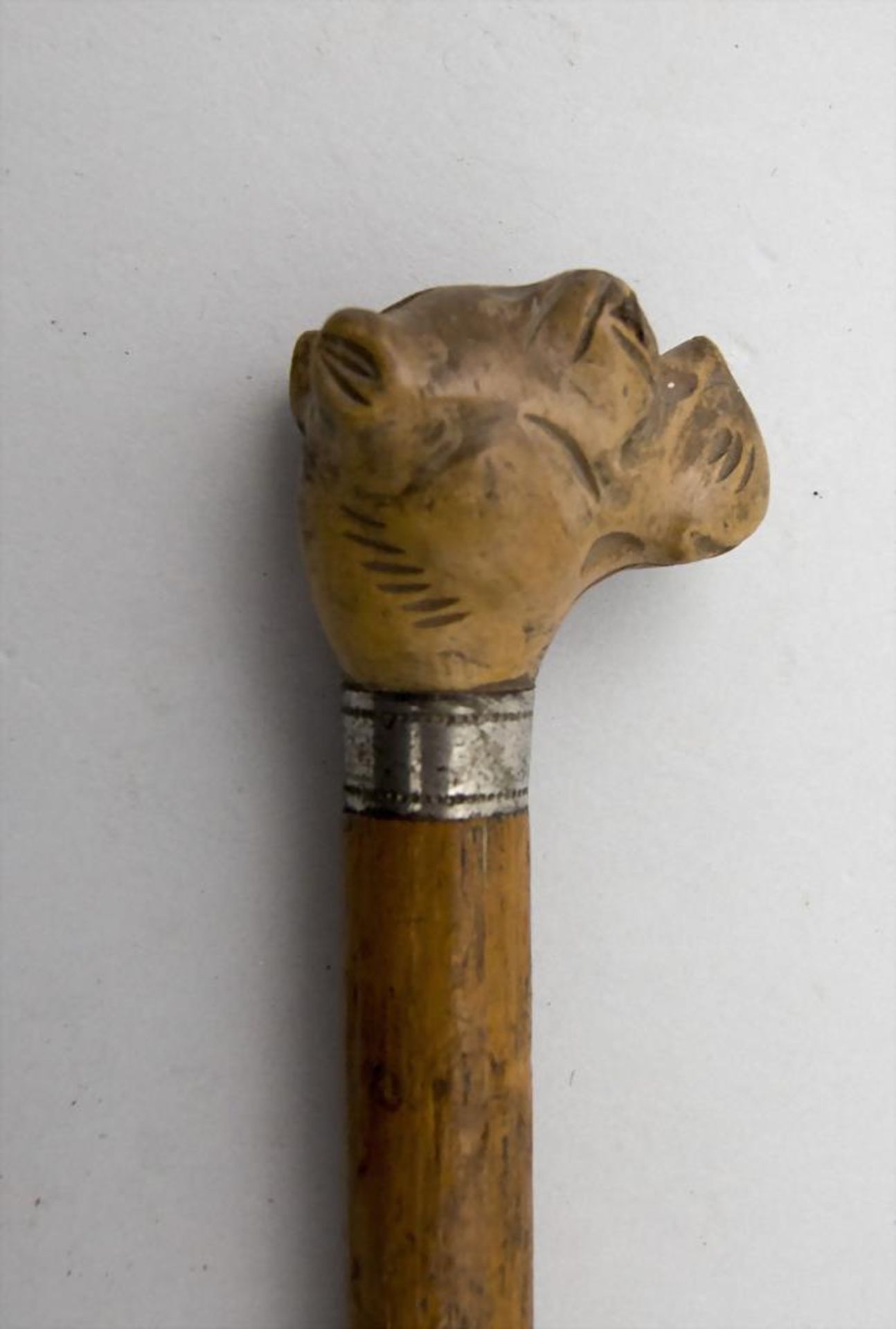 Spazierstock einer Dame mit Bulldoggenkopf / A walking stick of a lady with the head of a ...