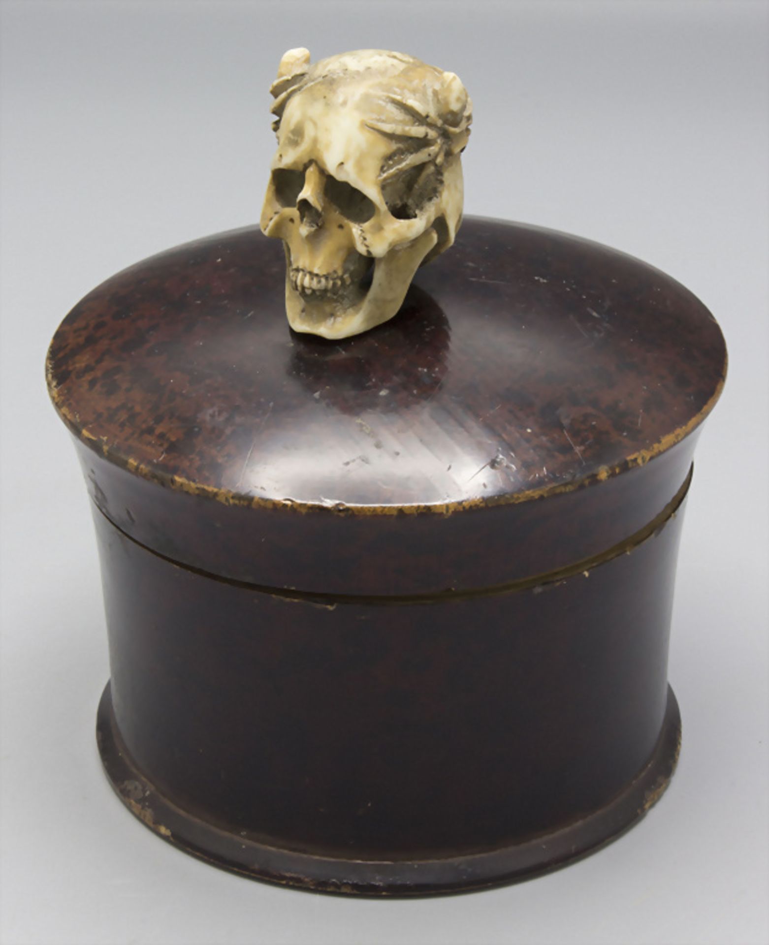 Dose mit Totenschädel als Deckelknauf / A wooden box with a scull with 2 spiders as lid knob, ...