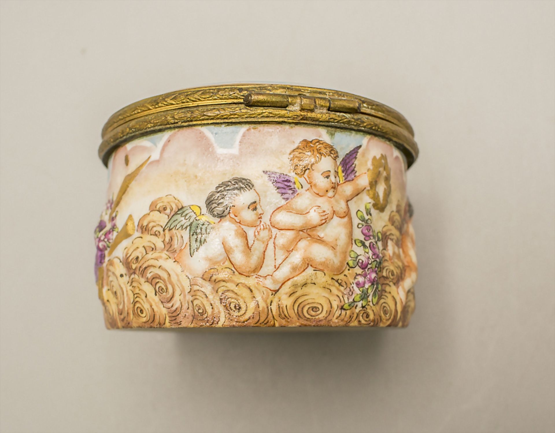 Runde Deckeldose mit Putten / A lidded box with cherubs, Neapel-Marke, Mitte 19. Jh. - Bild 6 aus 9