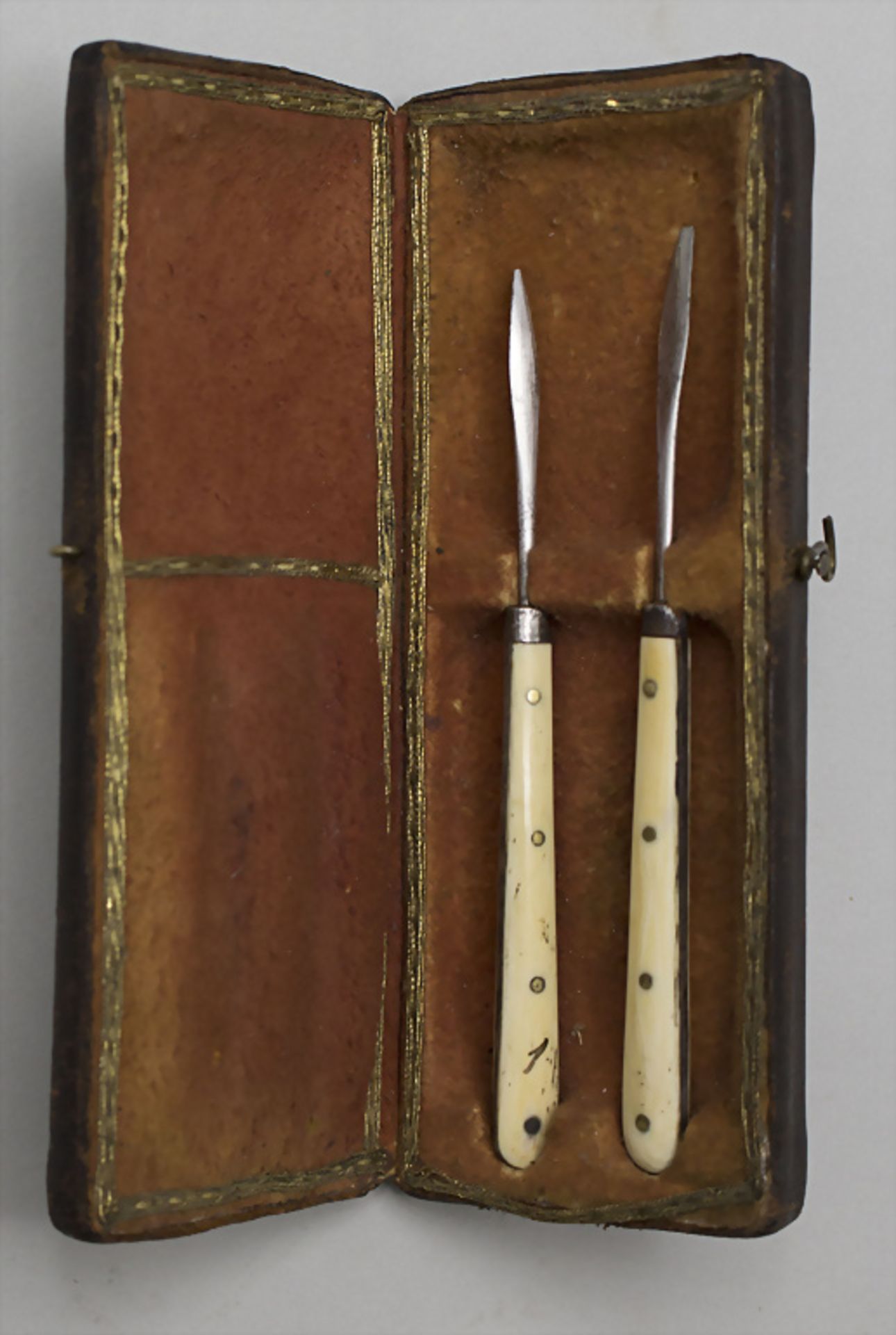 Handarbeitsutensilien in Lederetui / Two handwork utensils in a case, um 1820