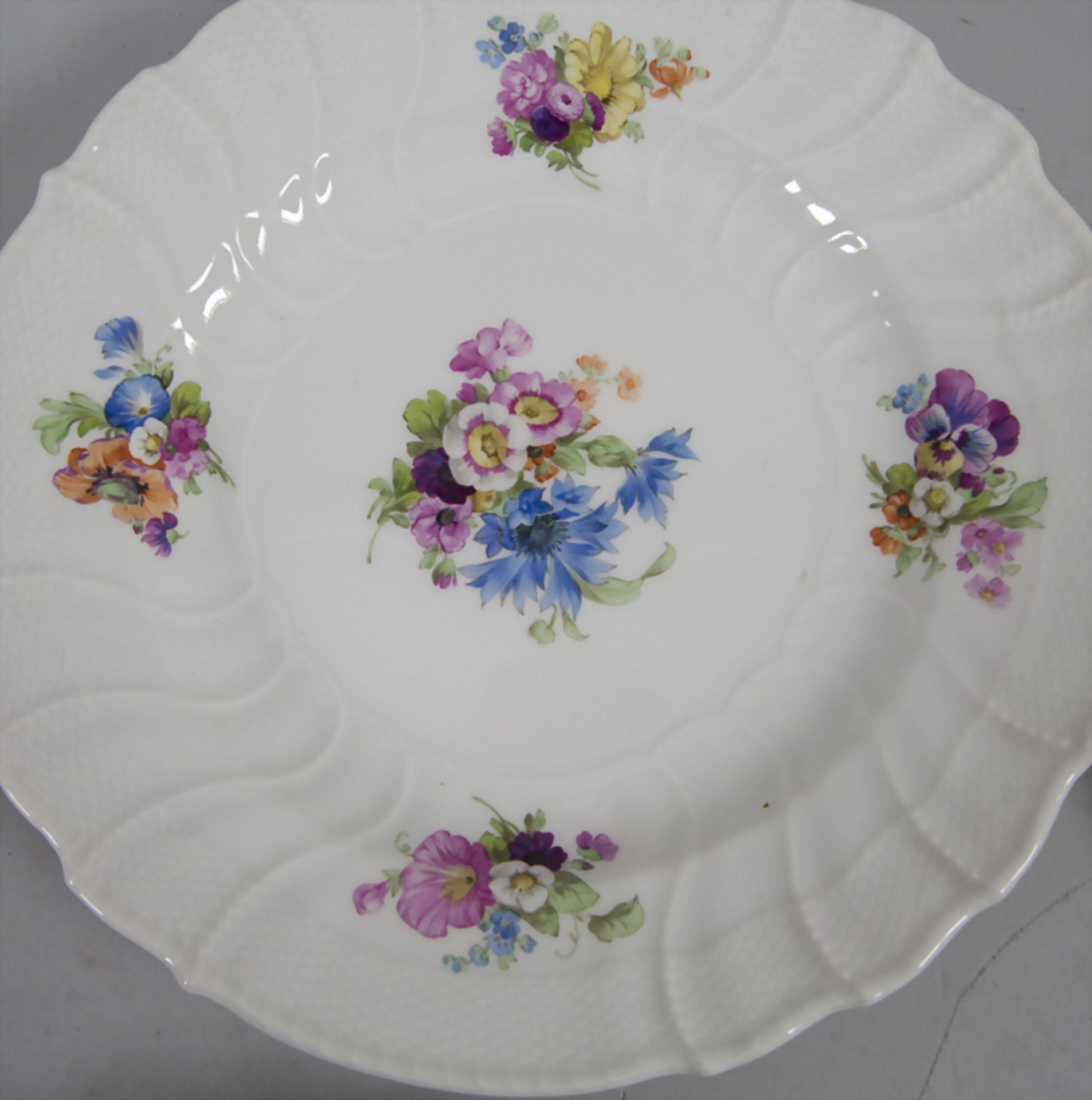 Vier Suppenteller mit Blumenbouquetmalerei / Four soup plates with flower bouquet painting, ... - Bild 6 aus 10