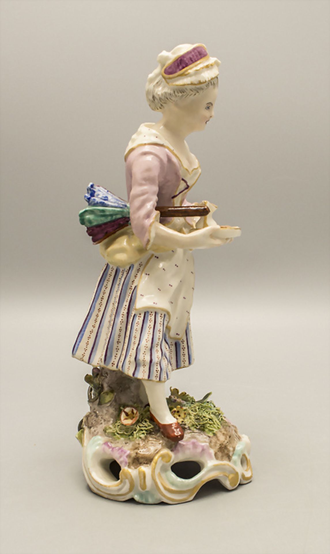 Figur eines Hausmädchens / A figure of a housemaid, wohl Ende 18. Jh. - Image 2 of 5