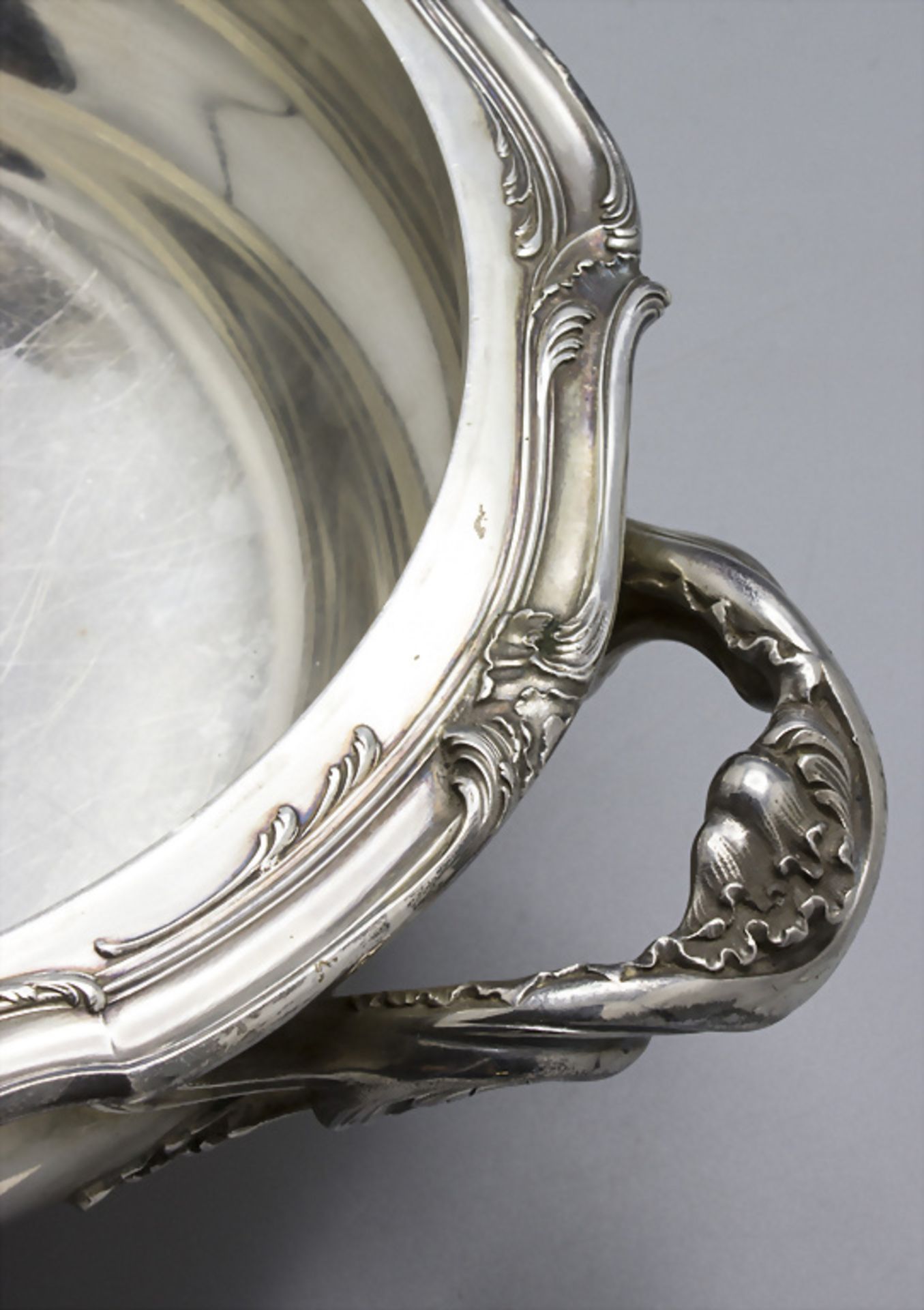 Deckelterrine / A covered silver tureen / Légumier en argent massif, Hènin & Cie., Paris, um 1920 - Bild 8 aus 12