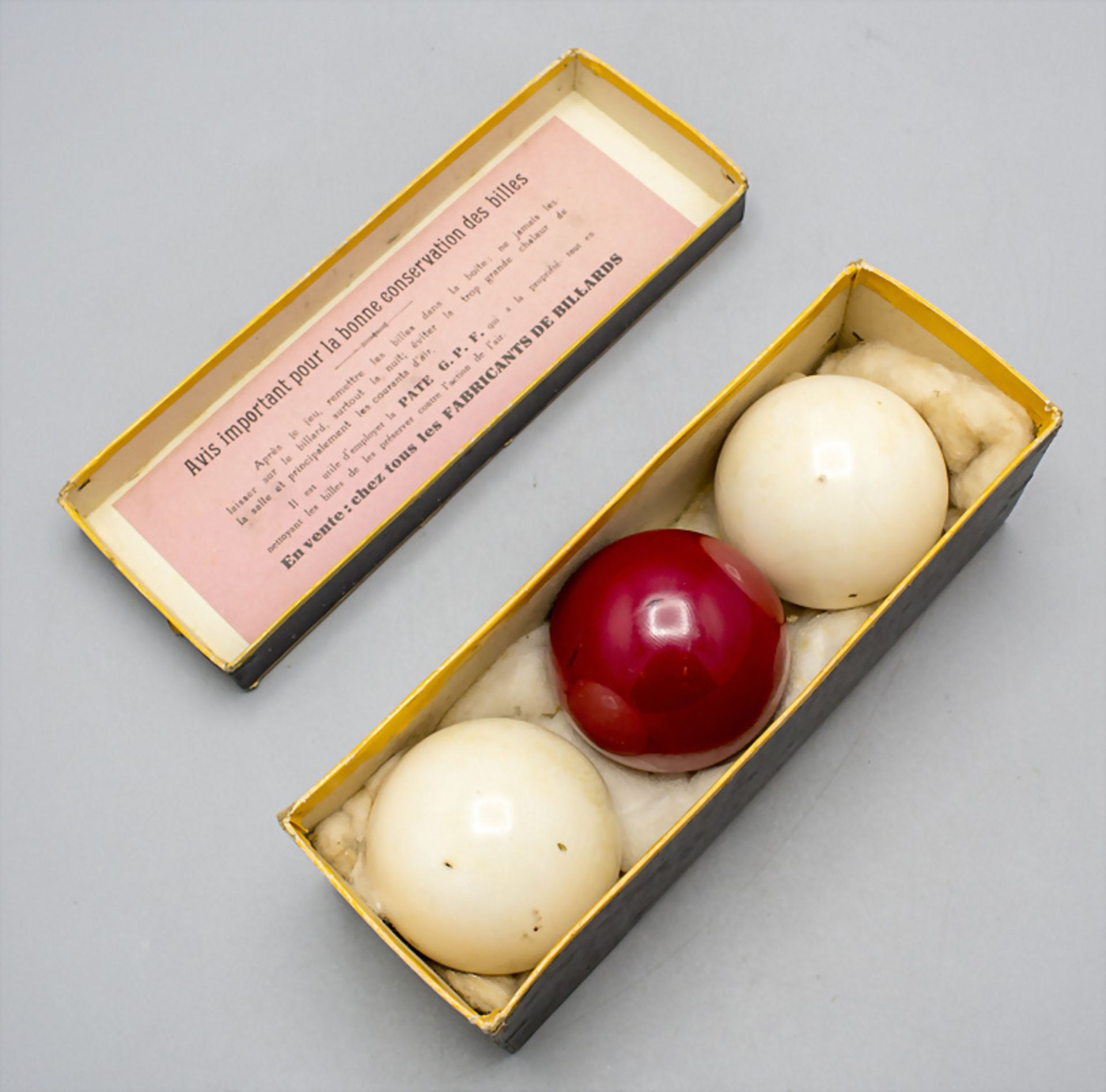 Drei Billardkugeln / Three billiard balls, Frankreich, um 1900