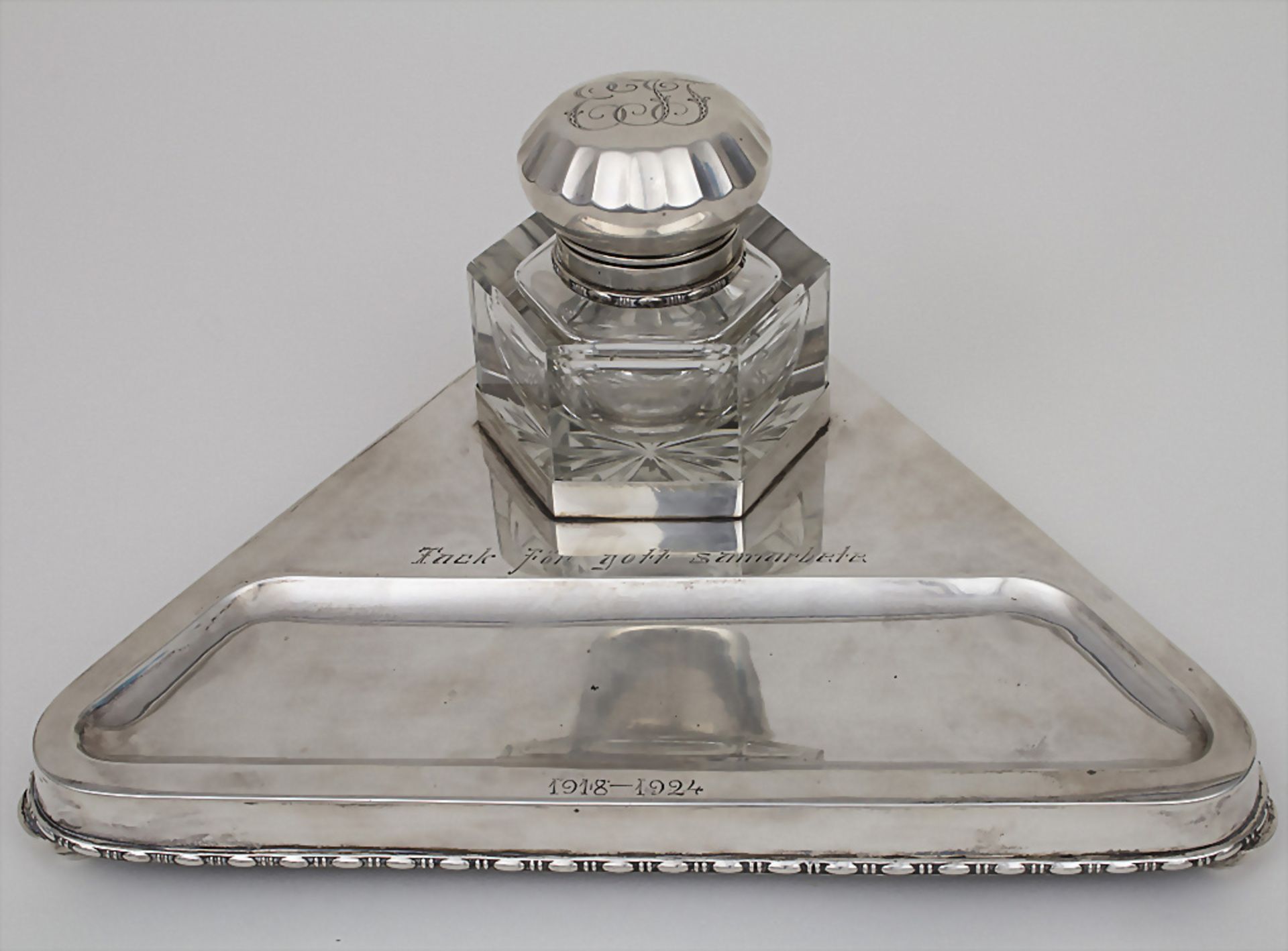 Art Déco Schreibzeughalter mit Tintenfass / An Art Deco pen holder with inkwell, Carl Hoff, ...