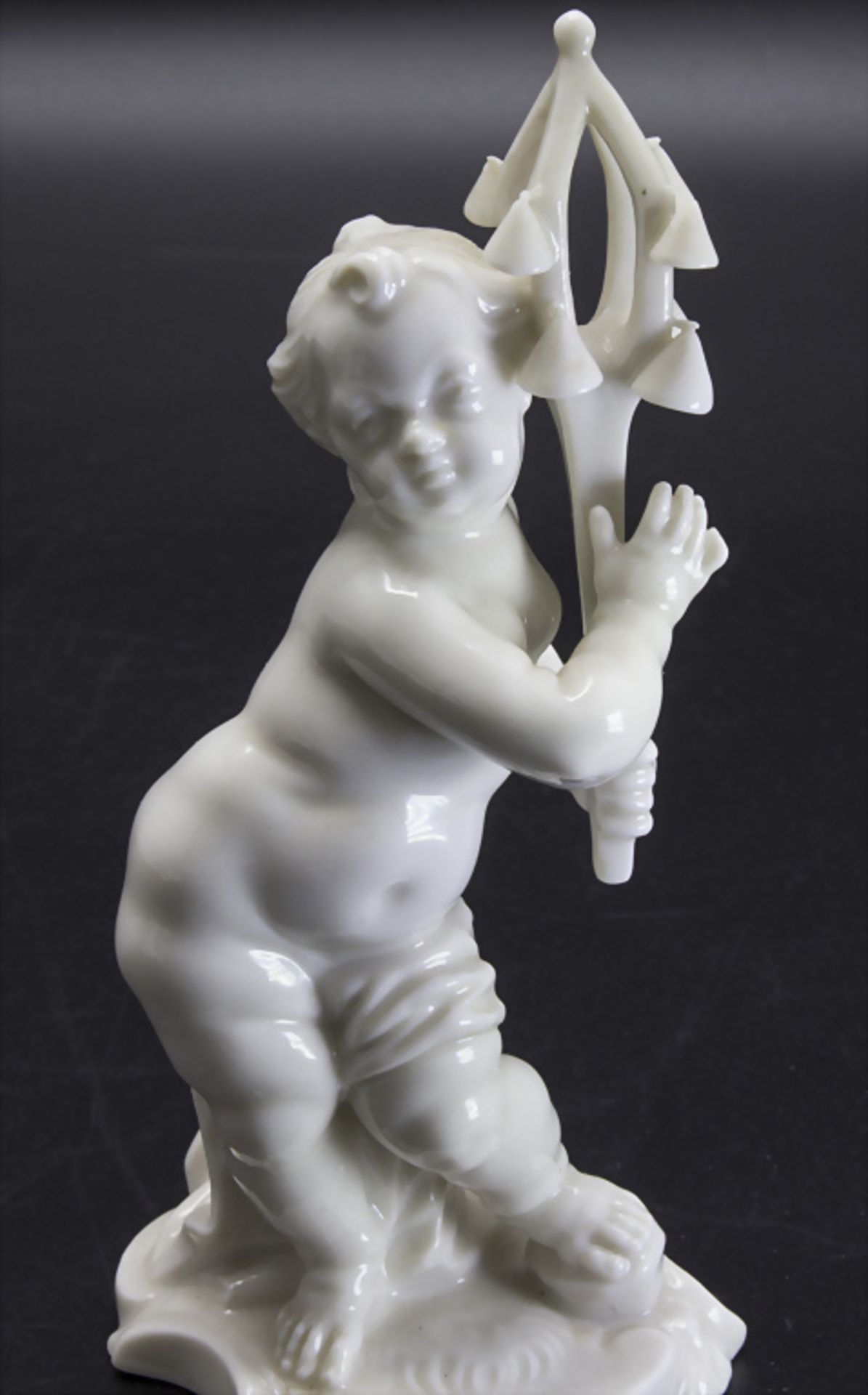 Putto mit Schellenbaum / A cherub with a bell tree, Franz Anton Bustelli, Nymphenburg, Anfang ... - Image 3 of 5