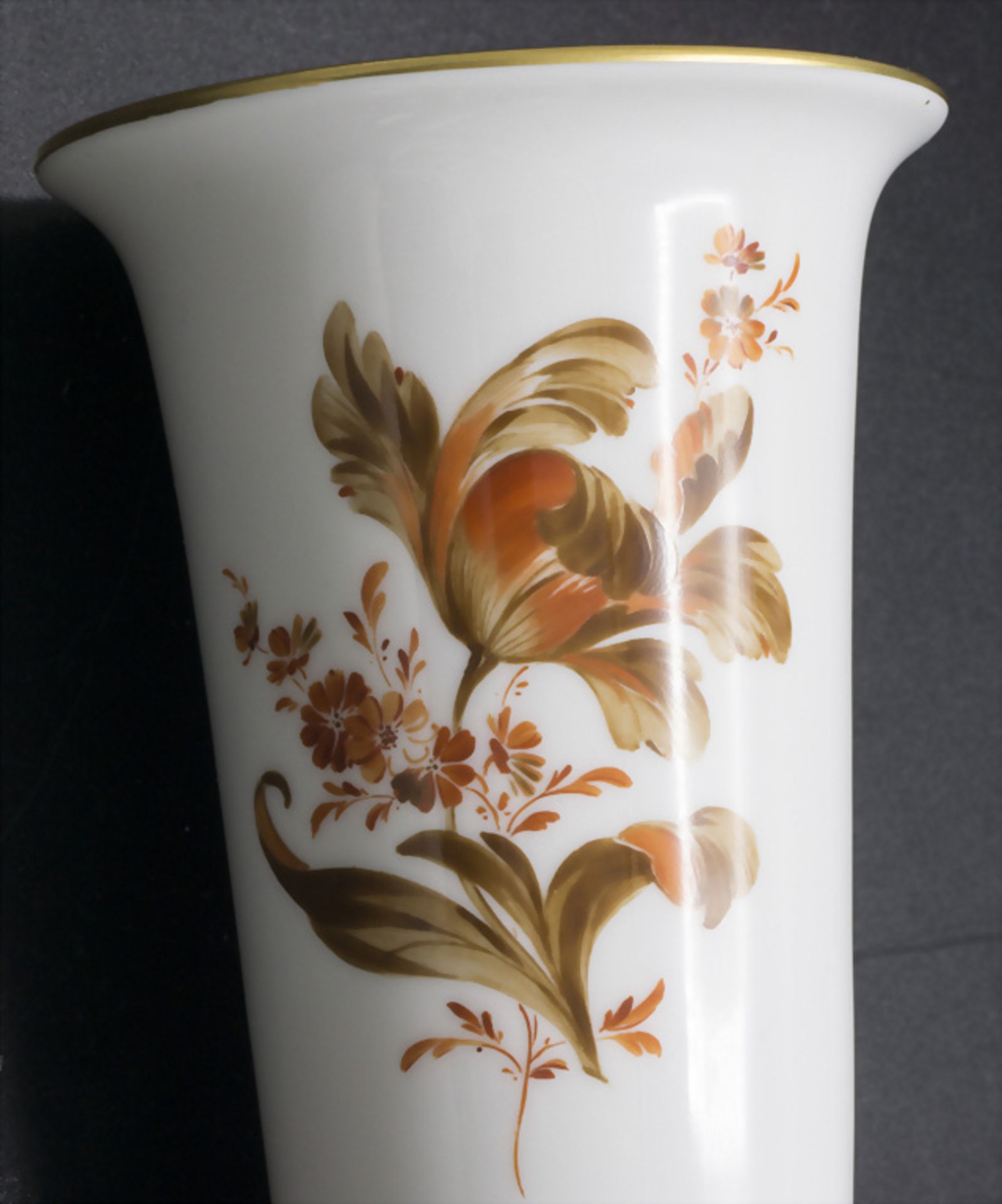 Kleine Trichtervase mit feiner Blumenmalerei / A small vase with flowers, Meissen, 2. Hälfte ... - Bild 2 aus 5