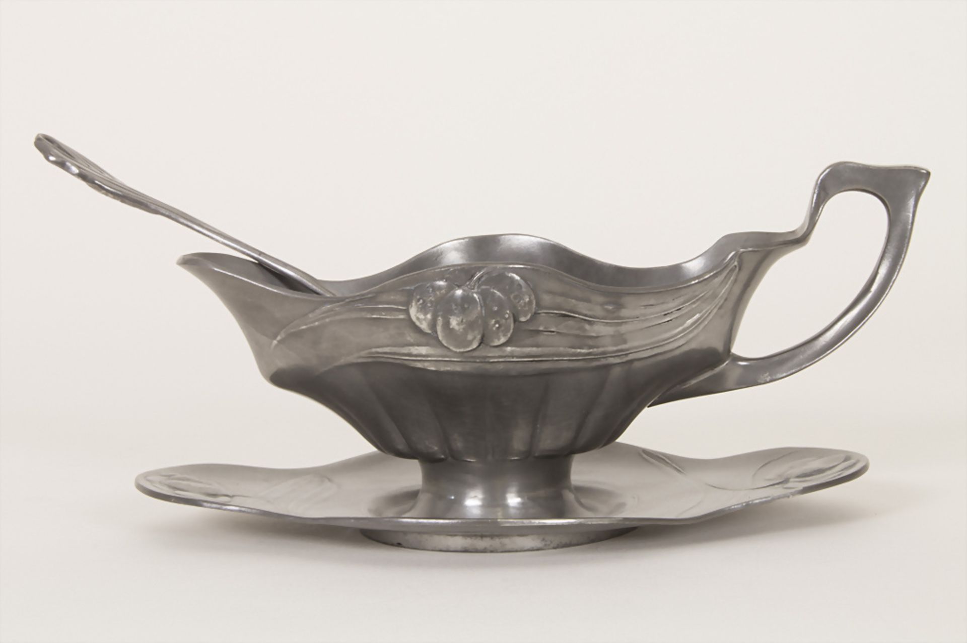 Jugendstil Sauciere mit Löffel / An Art Nouveau sauce boat with serving spoon, Orivit, Köln um 1900