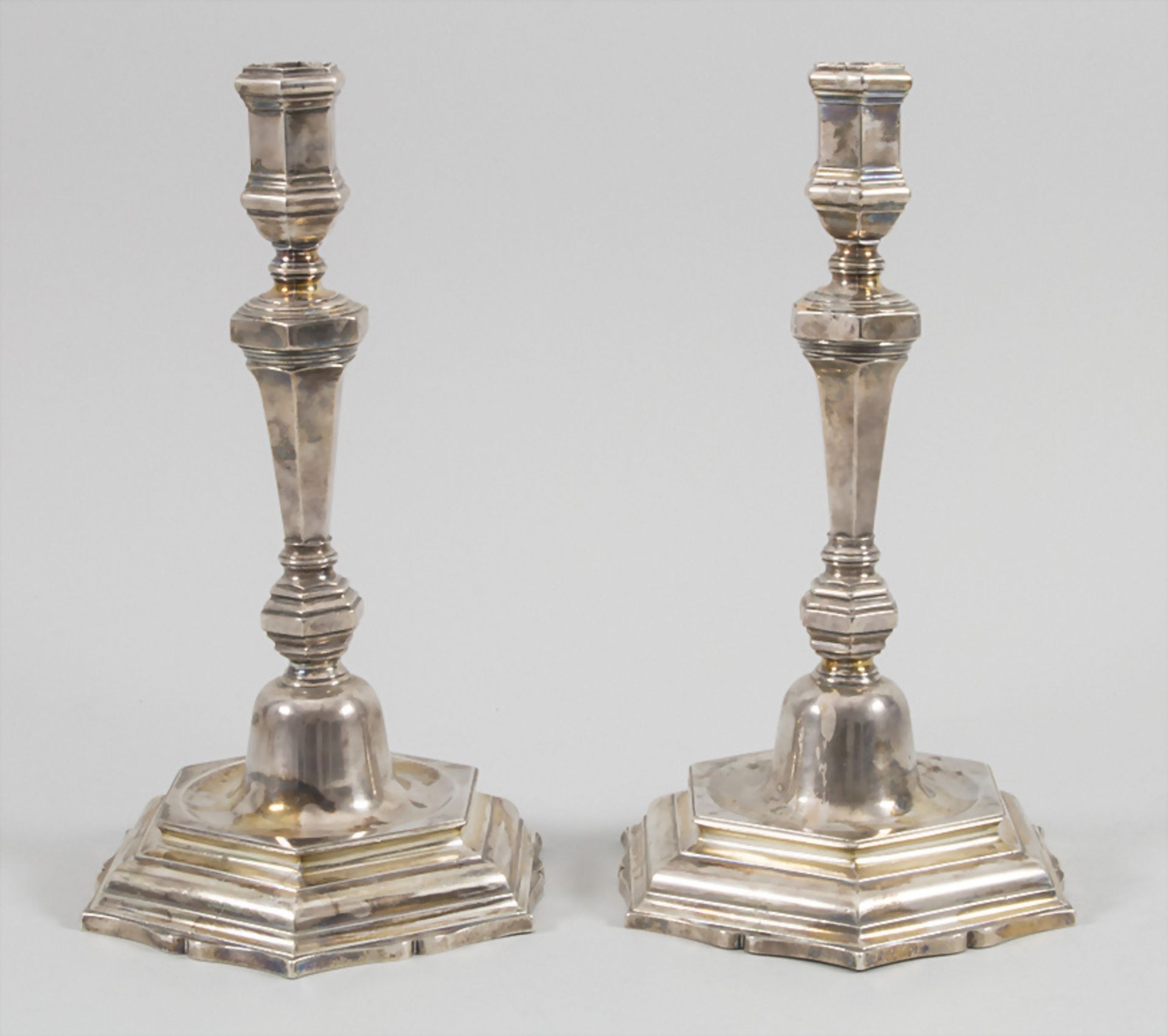 Paar Kerzenleuchter / A pair of silver candlesticks, St. Omer, Frankreich, um 1750 - Bild 2 aus 13