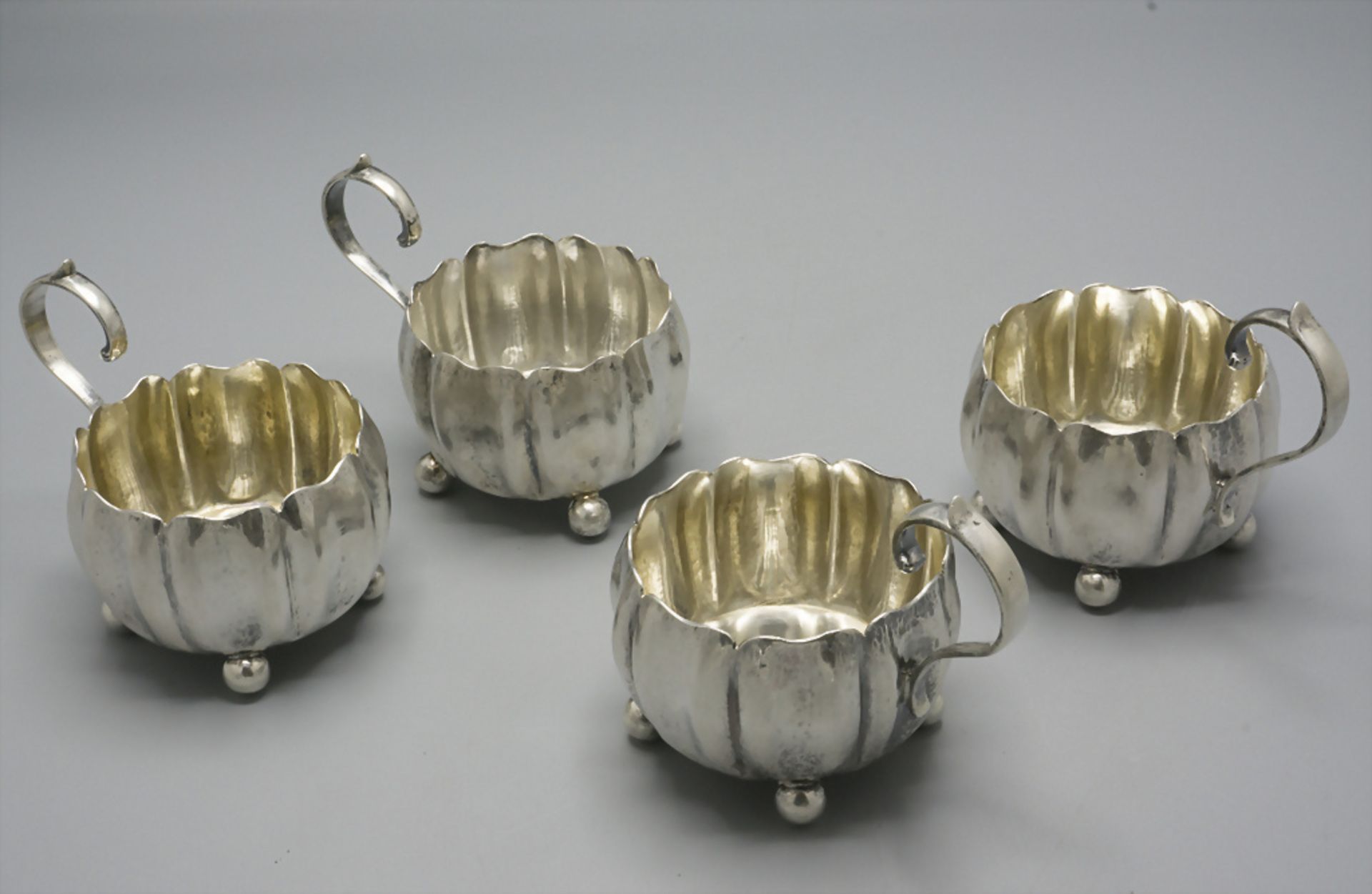 4 Jugendstil Teeglashalter auf Kugelfüßen / 4 Art Nouveau tea cup holders, Schleissner & ...