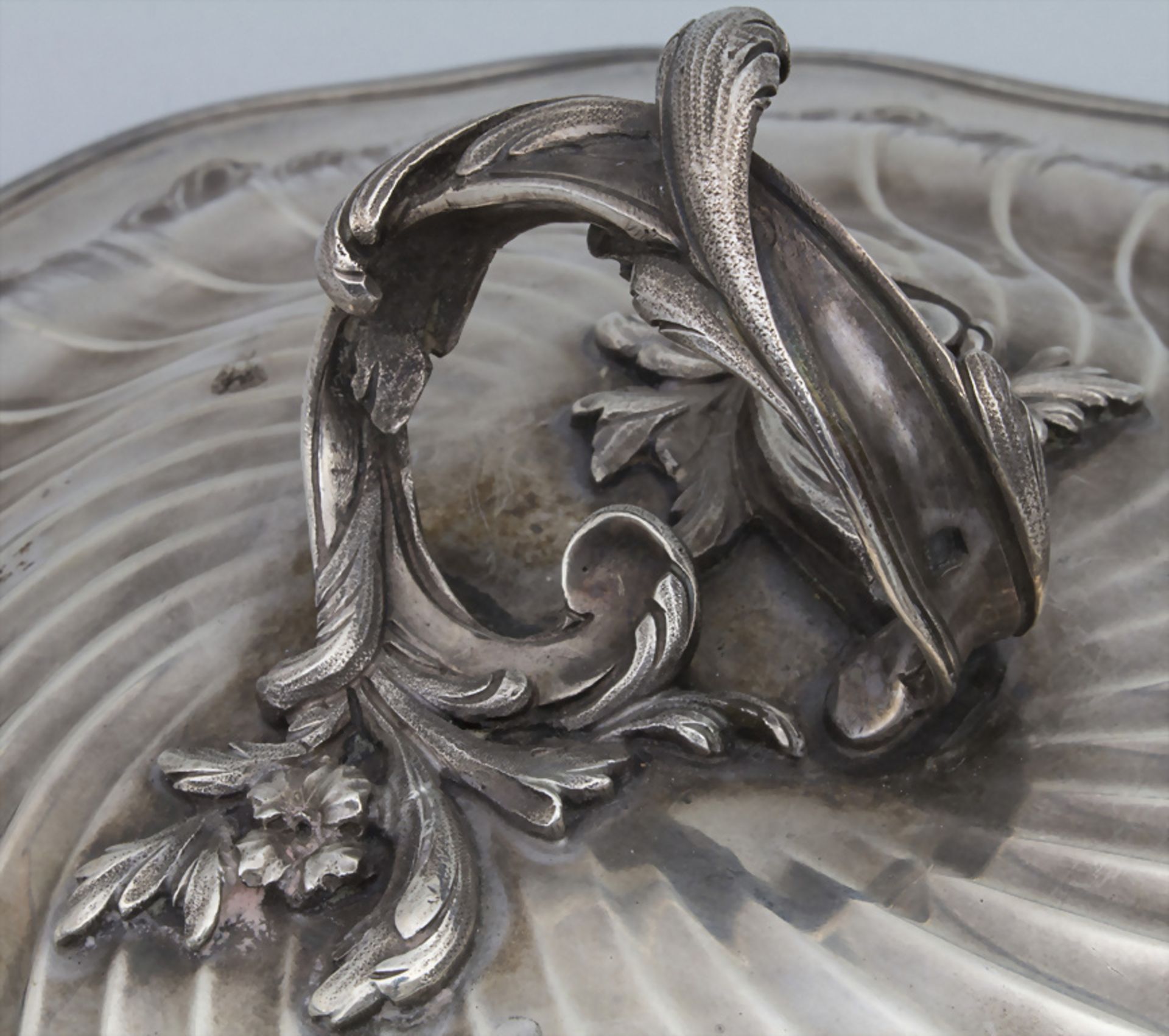 Legumier / Wöchnerinnenschüssel / A silver vegetable tureen with lining and cover, Paris, um 1900 - Bild 12 aus 13