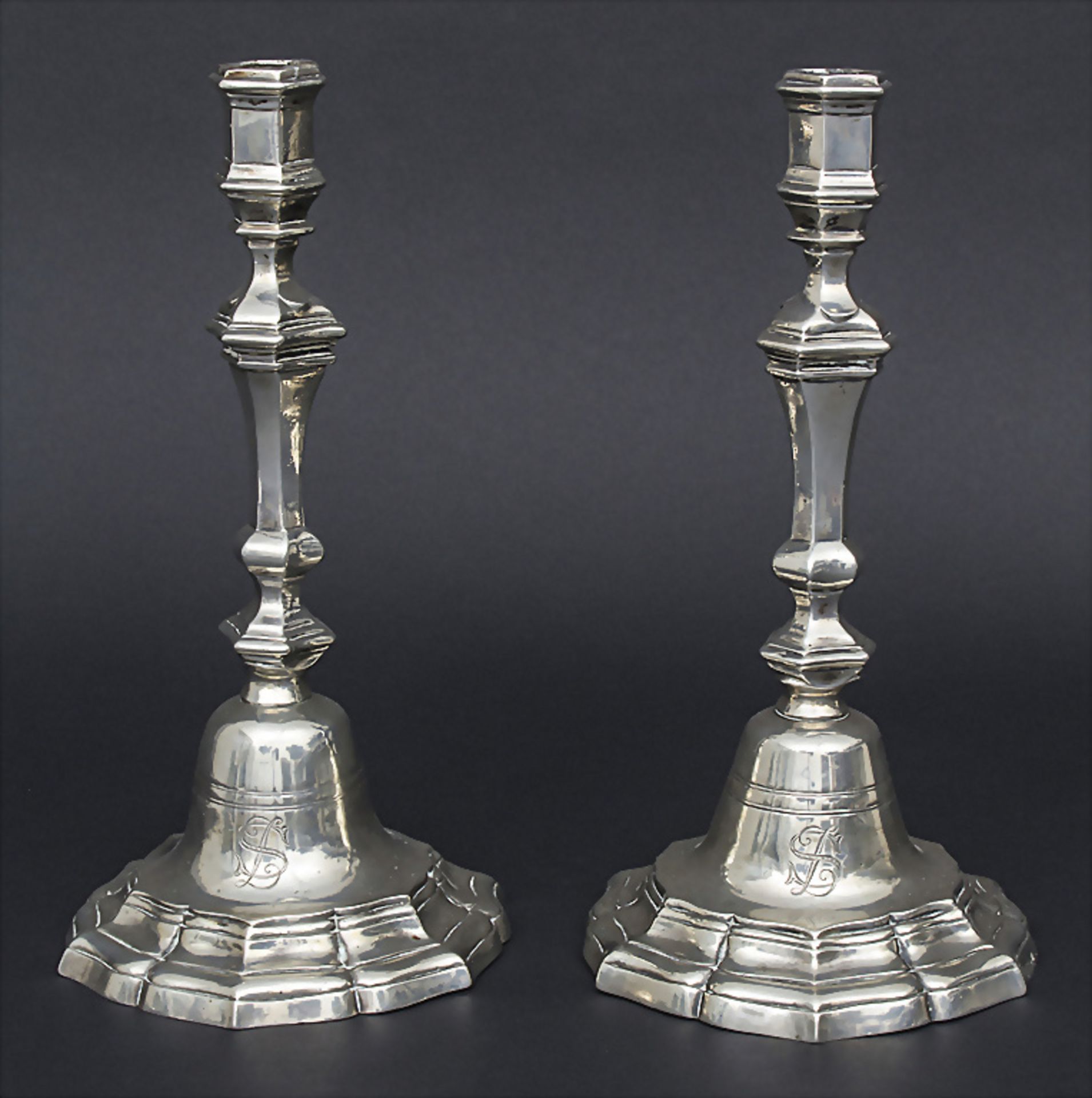 Paar Barock Kerzenleuchter mit Adelswappen / A pair of silver candlesticks with nobel coat of ...