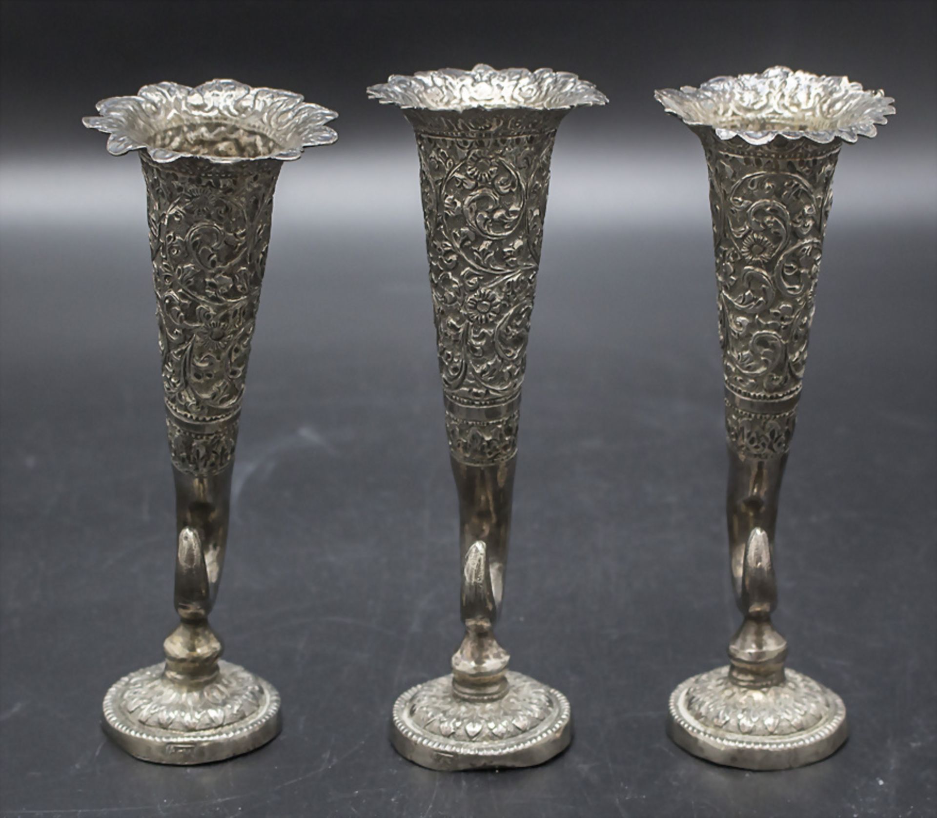 Drei Silber Soli-fleur-Vasen / Three silver soli-fleur vases, wohl Persien - Bild 4 aus 7