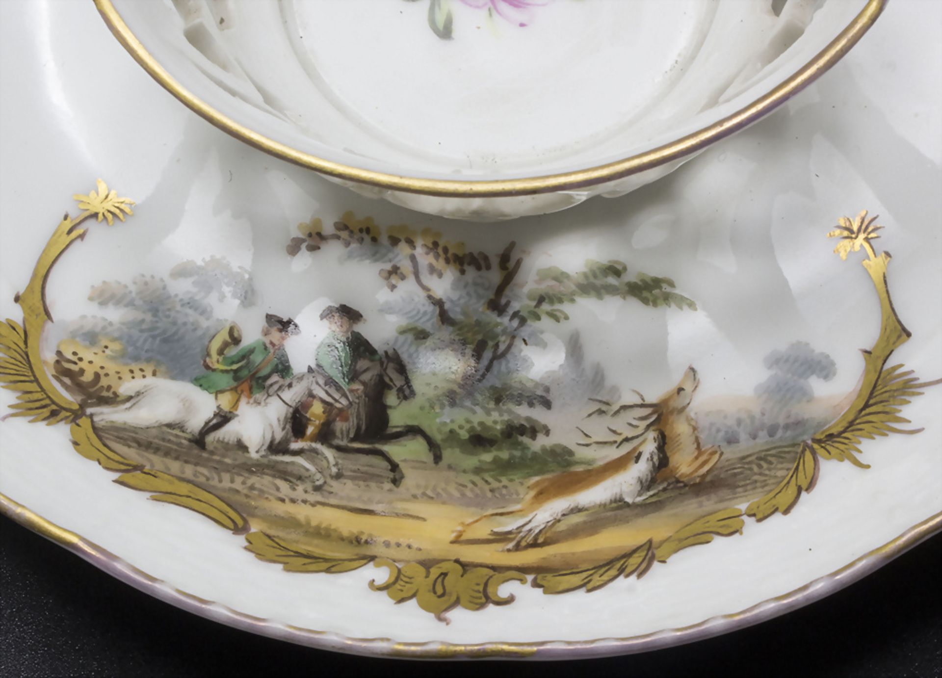 Untertasse Trembleuse mit Jagdszenen / A saucer for a chocolat cup with hunting scenes, KPM, ... - Bild 3 aus 6