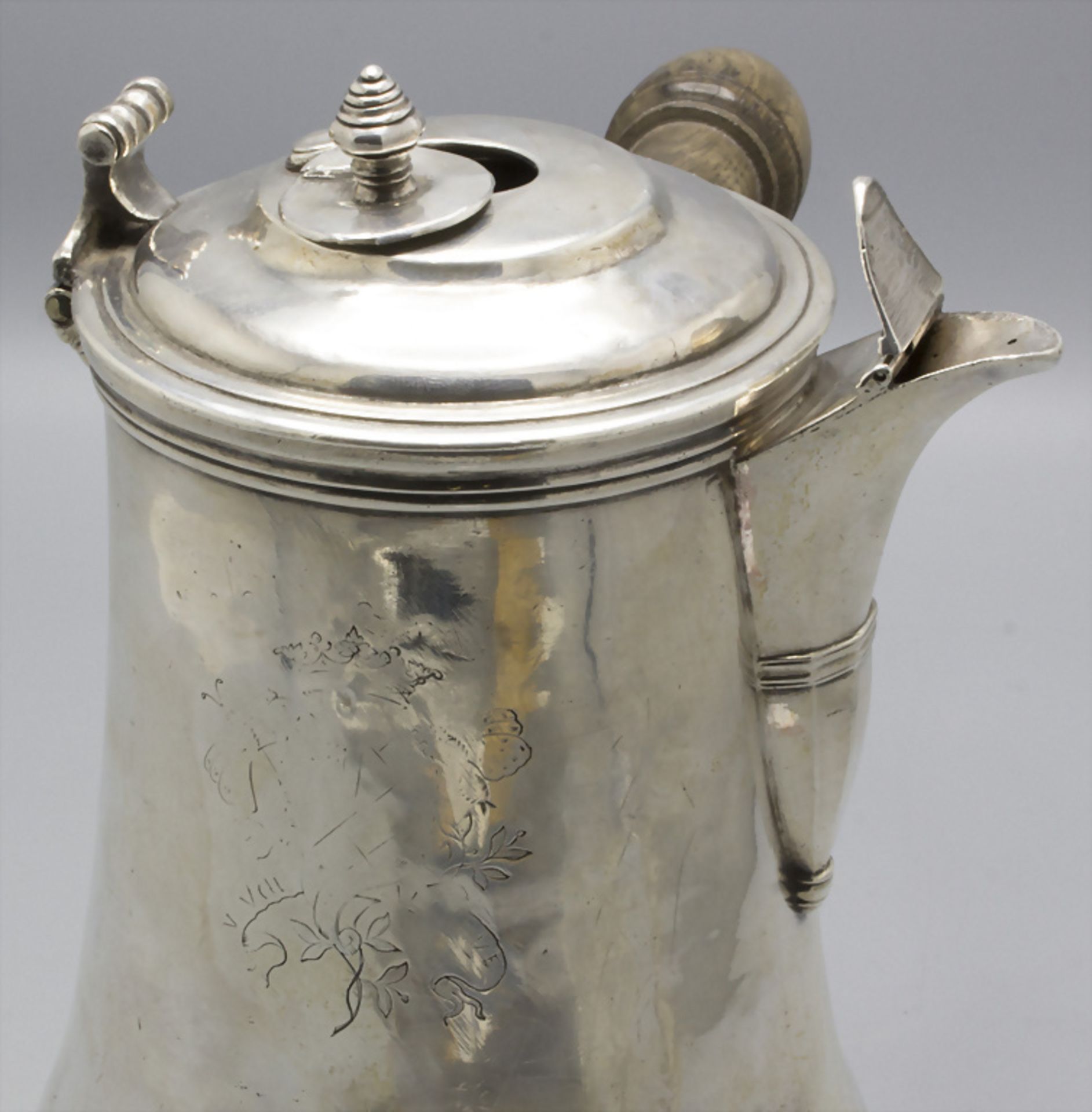 Schokoladenkanne / Chocolatière / A silver chocolate pot, Jacques de La Cour, Rochefort, um 1740 - Bild 5 aus 8