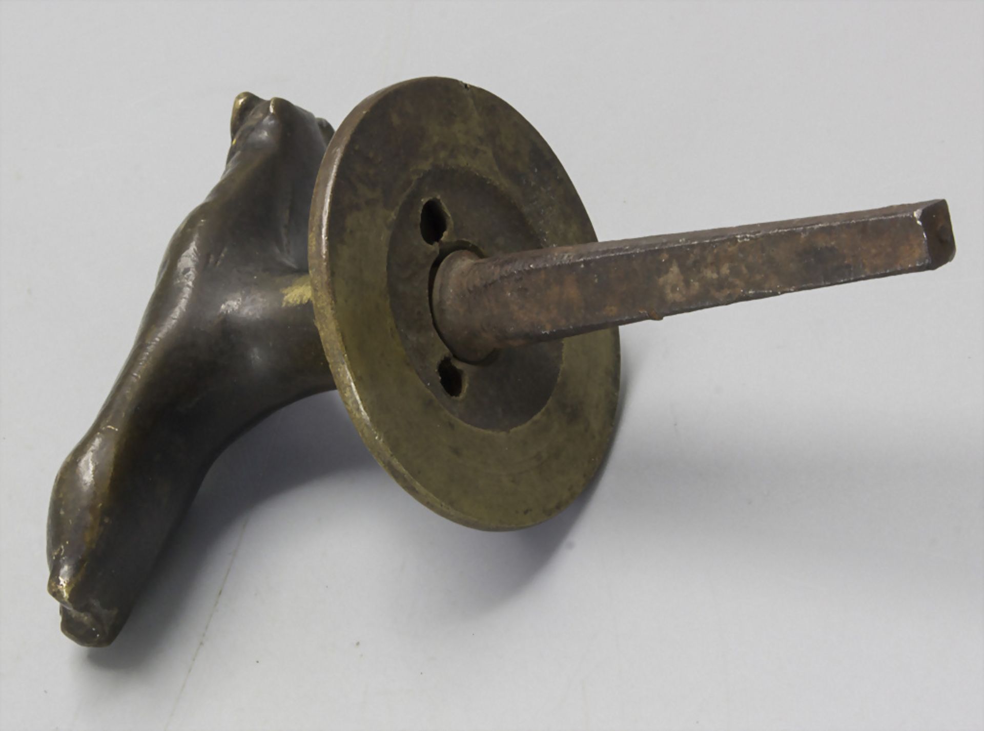 Ausgefallener Knauf oder Riegel mit Bronze Bulldogge als Griff / A bronze knob or lock with a ... - Bild 3 aus 3