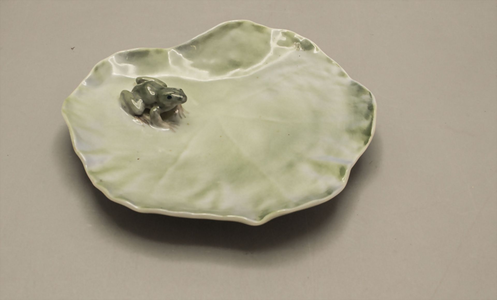 Zierschälchen mit Frosch / A frog on a lily pad dish, Royal Copenhagen, 1951