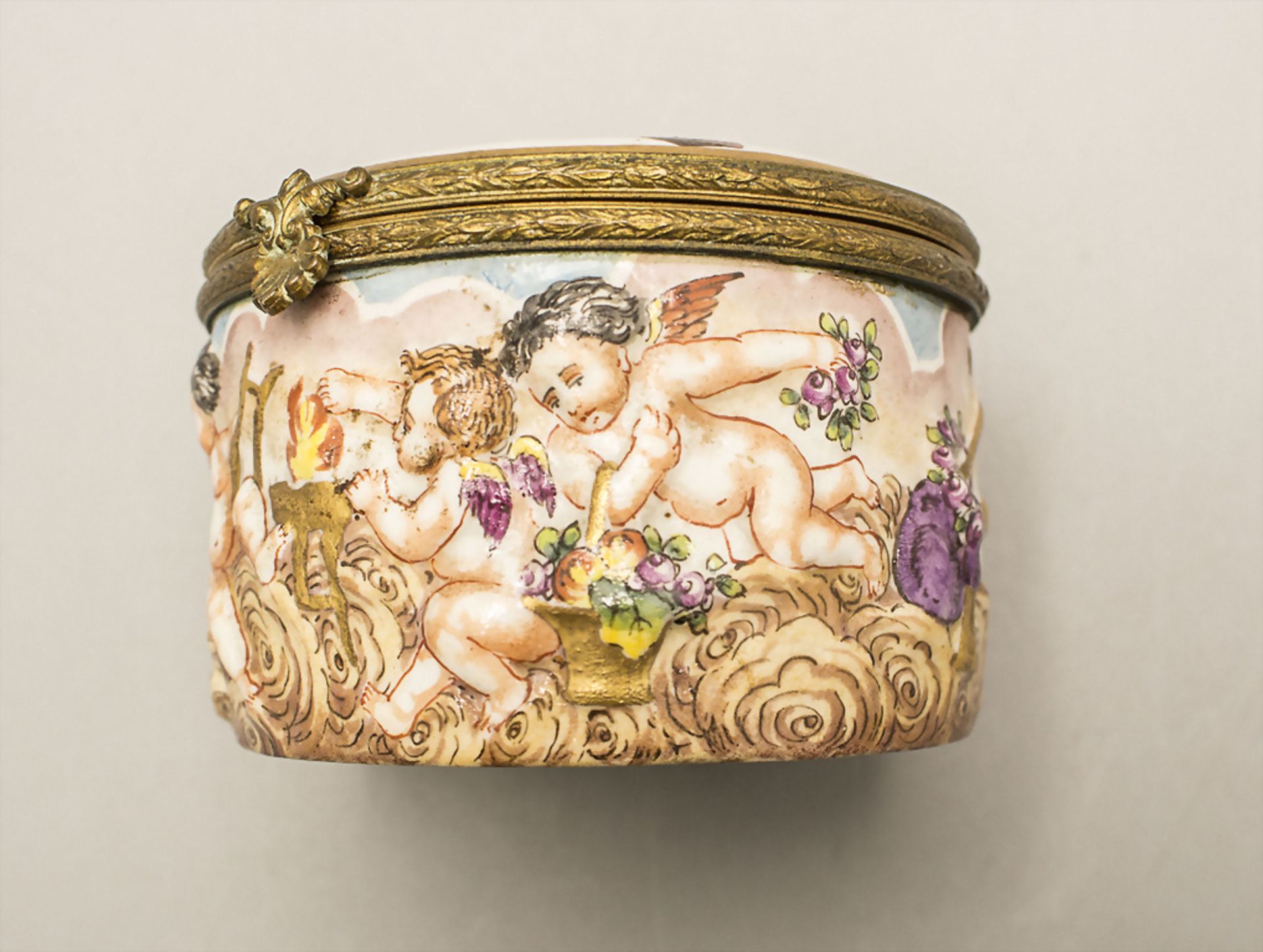 Runde Deckeldose mit Putten / A lidded box with cherubs, Neapel-Marke, Mitte 19. Jh. - Bild 8 aus 9