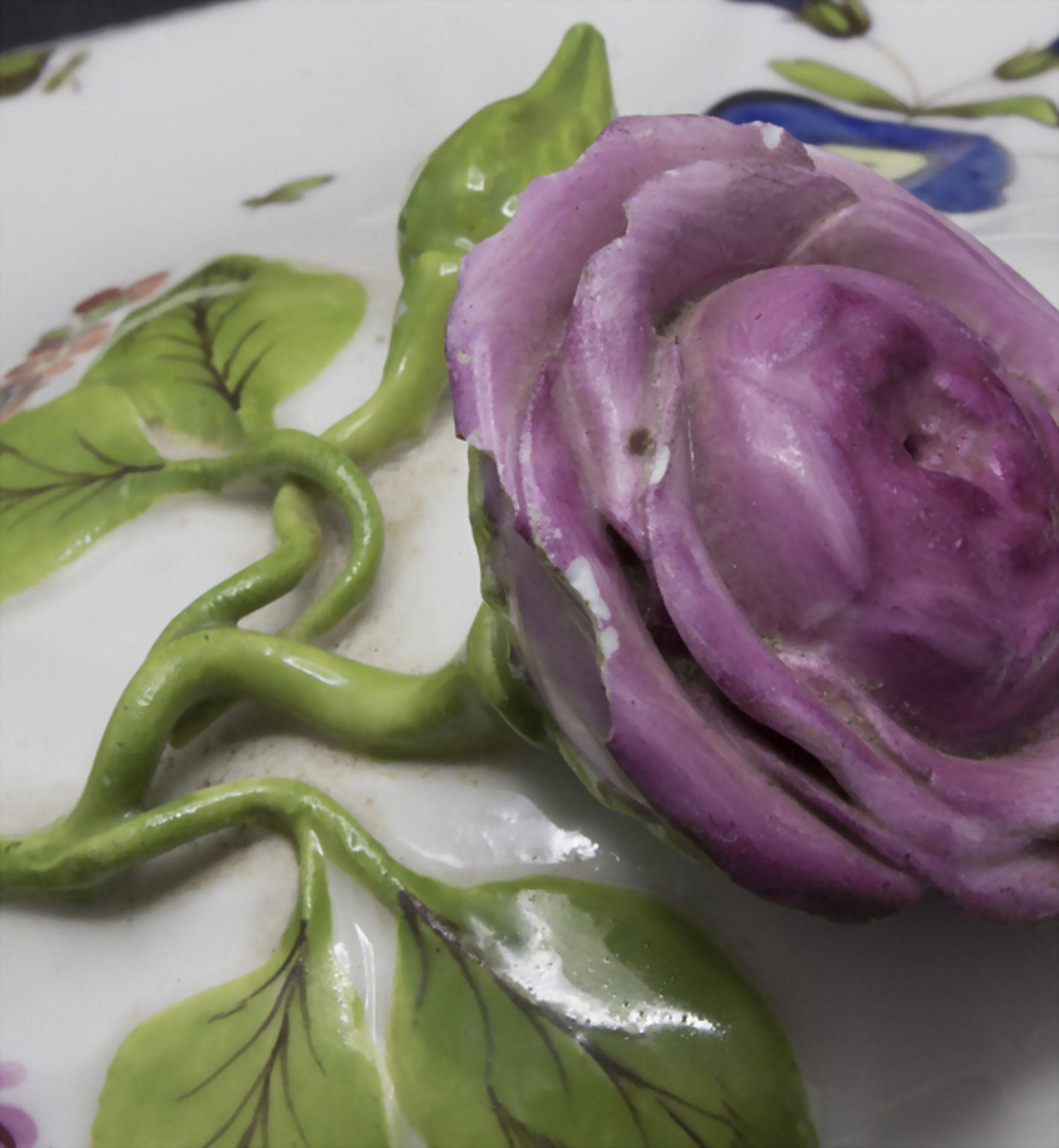 Große Deckelterrine mit Blumenmalerei / A covered tureen with flowers, Wien, 2. Hälfte 18. Jh. - Bild 12 aus 14