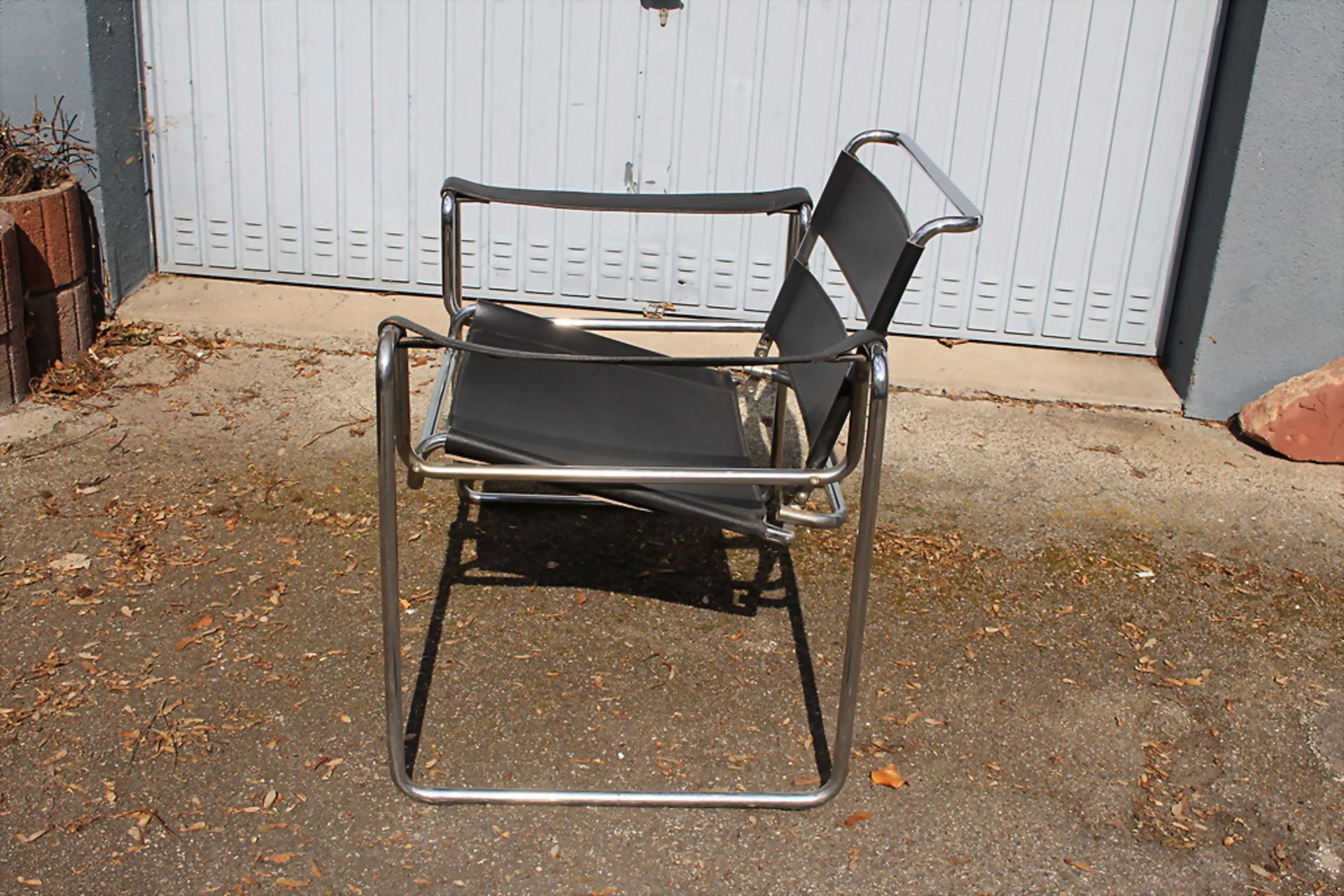(2/3) Armlehnstuhl im Stil des 'Wassily-Chair' von Marcel Breuer, Bauhausklassiker / A chair ... - Bild 2 aus 10