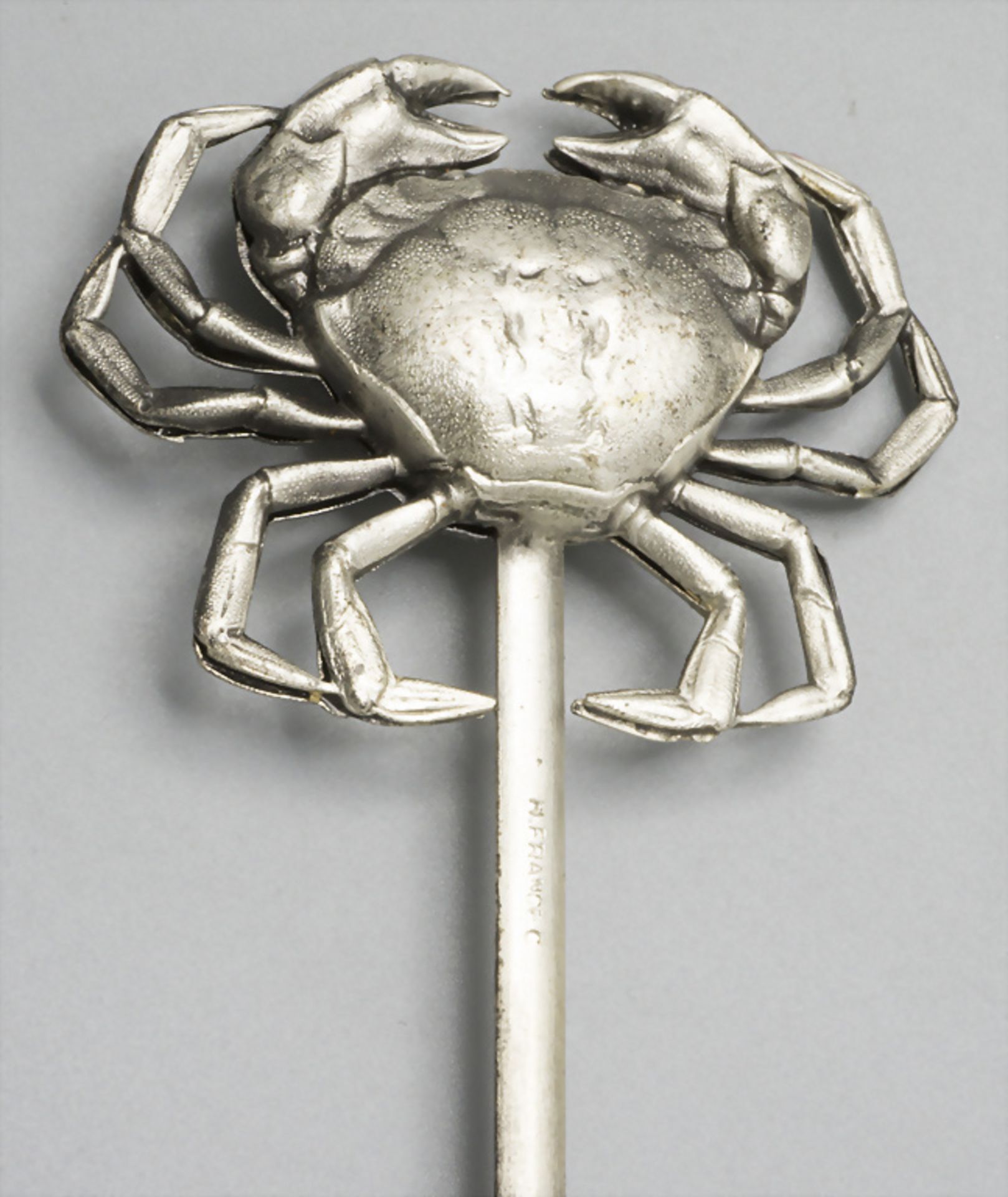 Dekorativer Fischspieß / A decorative skewer with a crab, H. France C., 1870-1890 - Bild 3 aus 3