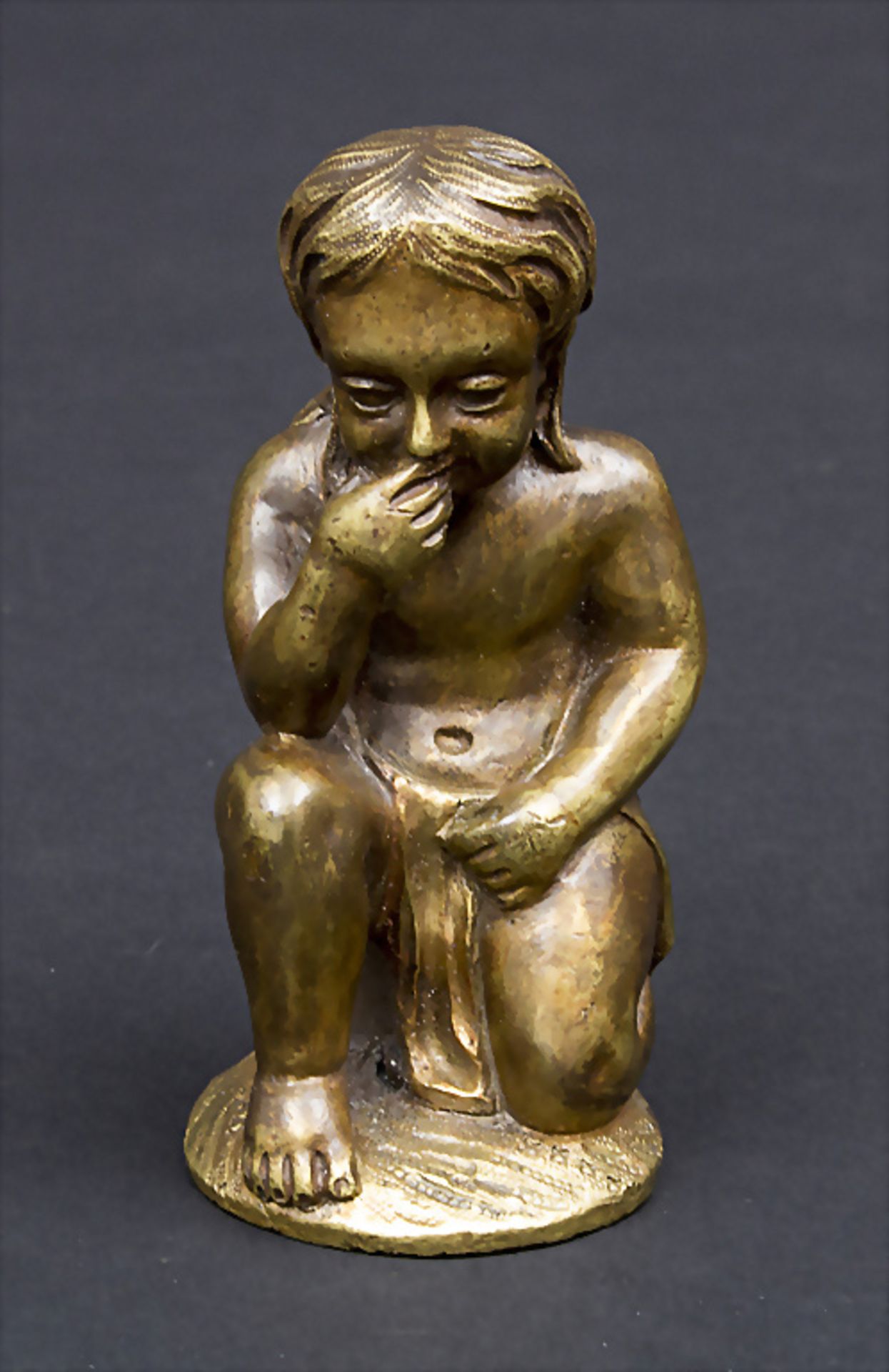 Frühe Bronzefigur eines Kindes / An early bronze depicting a kneeling child, Frankreich, 18. ...
