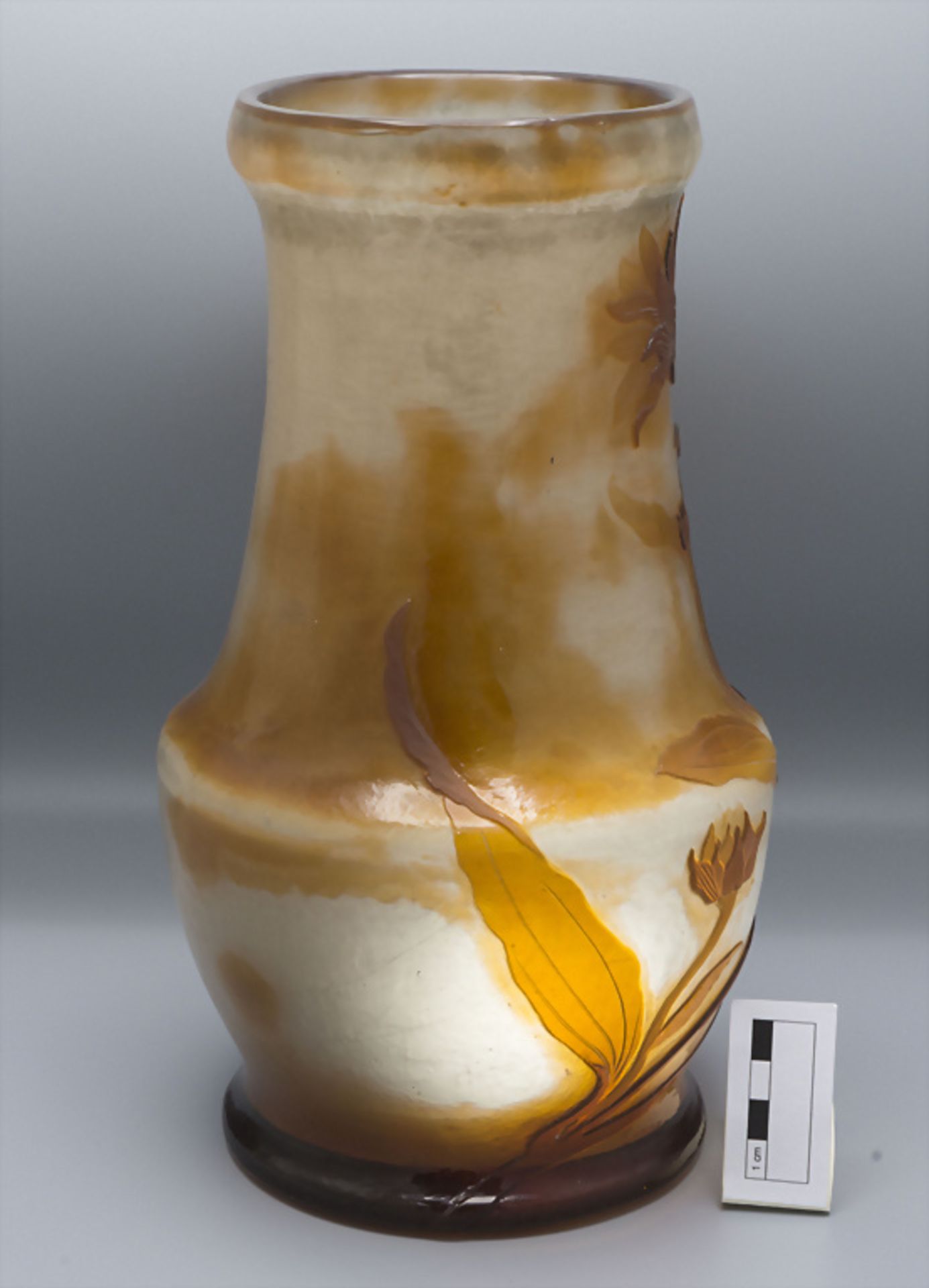 Jugendstil Vase mit Chrysanthemen / An Art Nouveau cameo glass vase with Chrysanthemum, Emile ... - Bild 4 aus 7