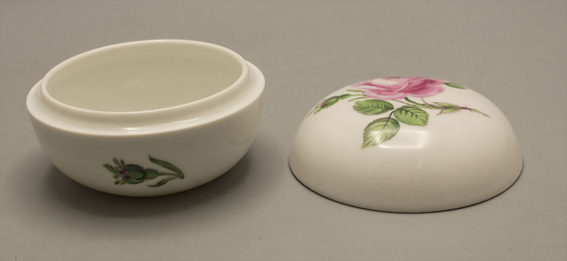 Deckeldose mit Rose / A lidded box with a rose, Meissen, Anfang 20. Jh. - Bild 2 aus 3