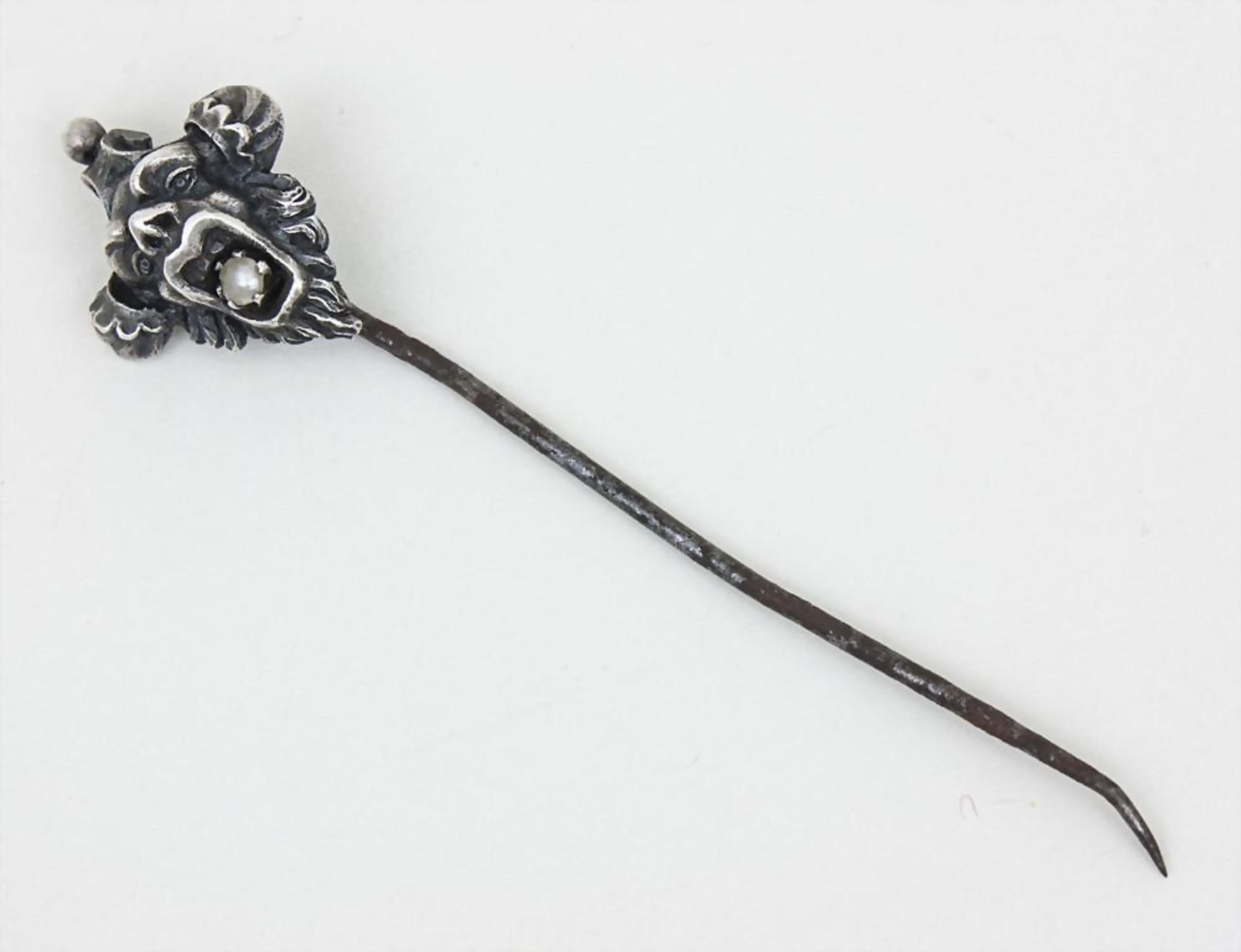 Krawattennadel mit Maskaron / A tie pin with mascaron, 19. Jh.
