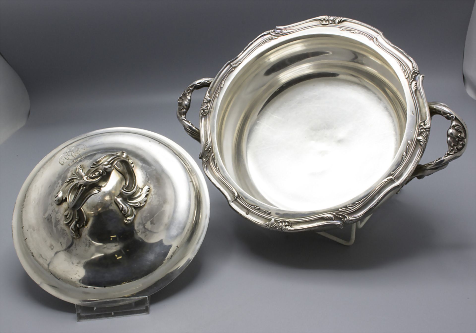 Deckelterrine / A covered silver tureen / Légumier en argent massif, Hènin & Cie., Paris, um 1920 - Bild 5 aus 12