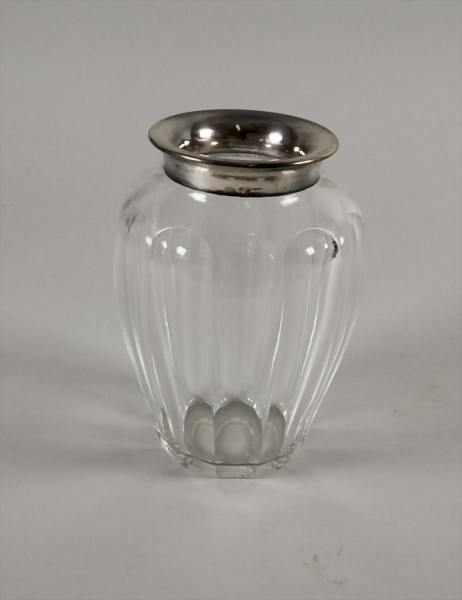 Kristallvase mit Silbermontur / An elegant cut glass vase with silver mount, Belgien, um 1930 - Bild 2 aus 4