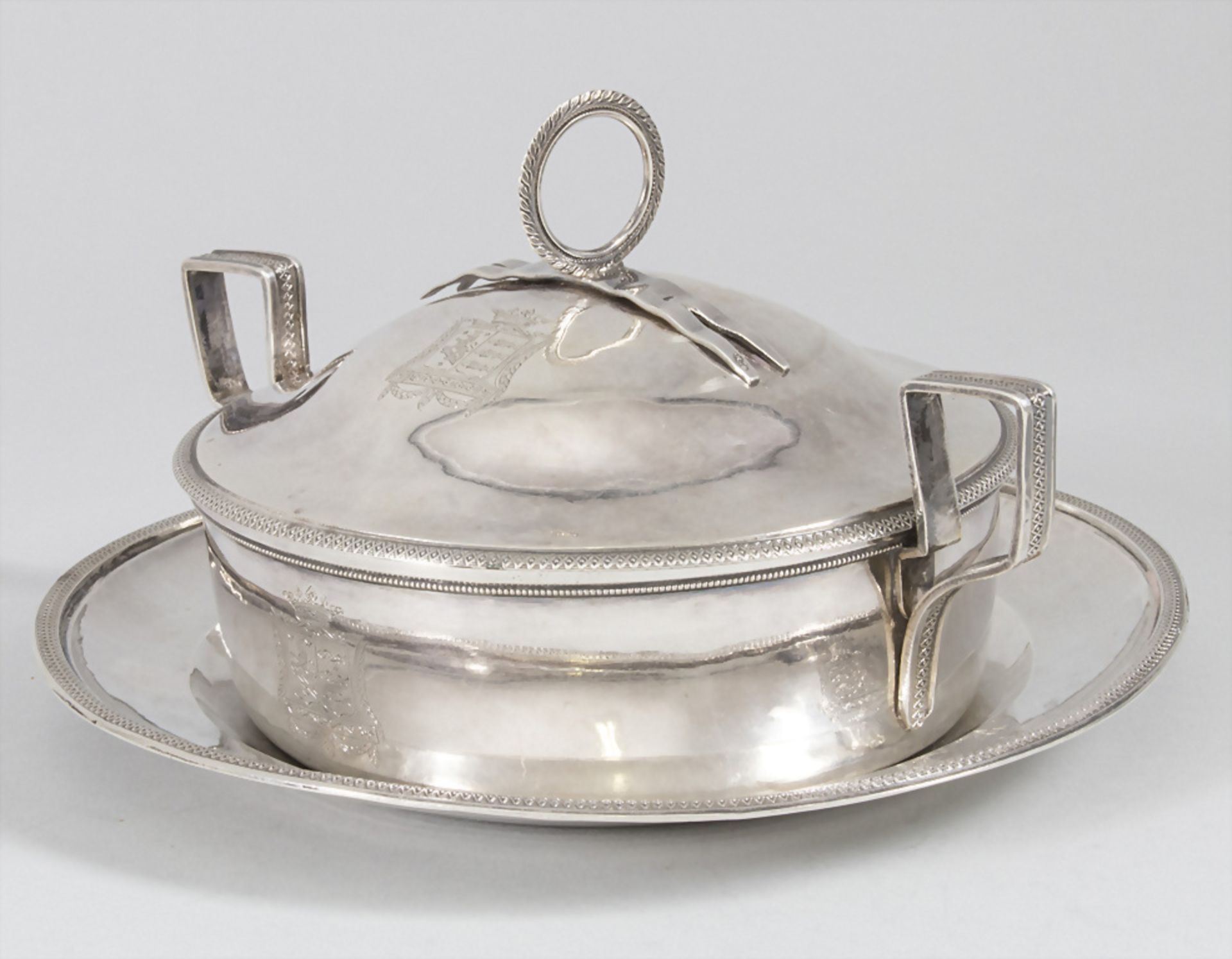 Legumier auf Présentoir / Wöchnerinnenschüssel / Ecuelle / A silver tureen, Picque veuve ...