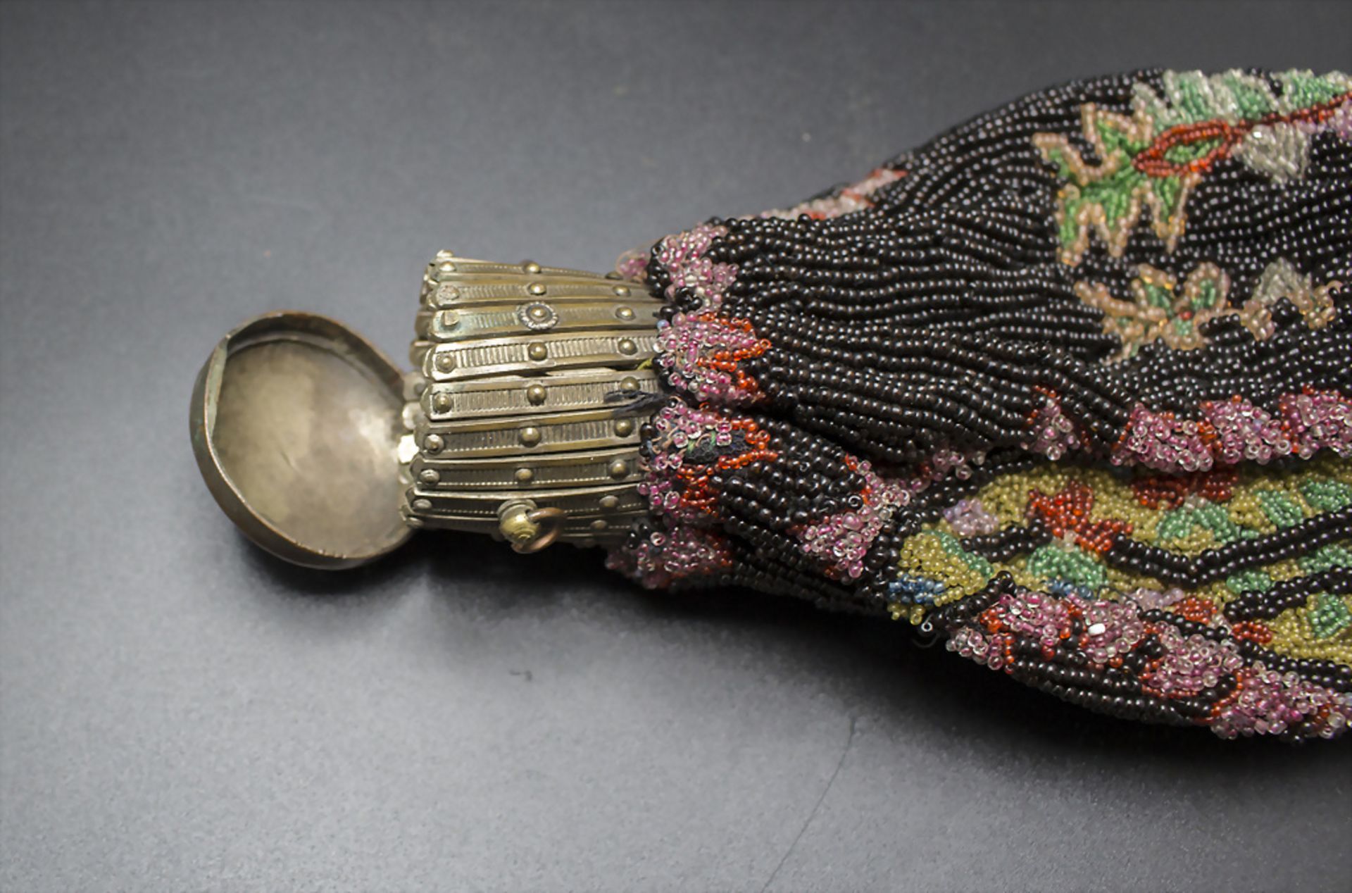 Perlbeutel mit floralem Dekor / A pearl bag with floral ornaments, 19. Jh. - Bild 4 aus 5