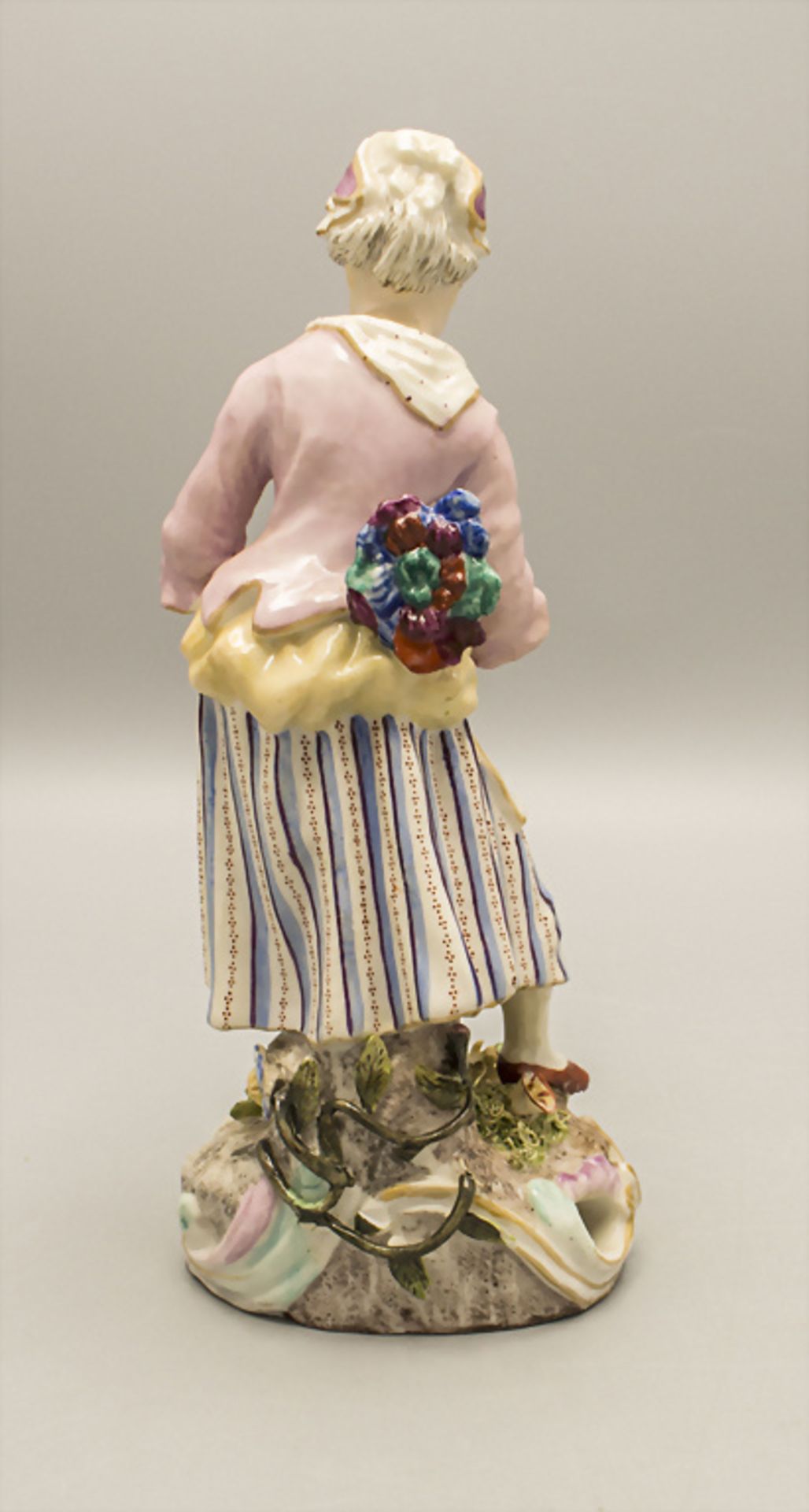Figur eines Hausmädchens / A figure of a housemaid, wohl Ende 18. Jh. - Image 3 of 5