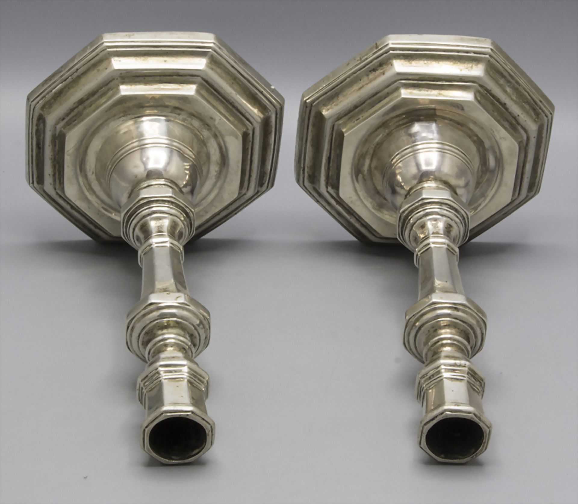 Paar Barock Kerzenleuchter / A pair of Baroque silver candlesticks, 18. Jh. - Bild 3 aus 6