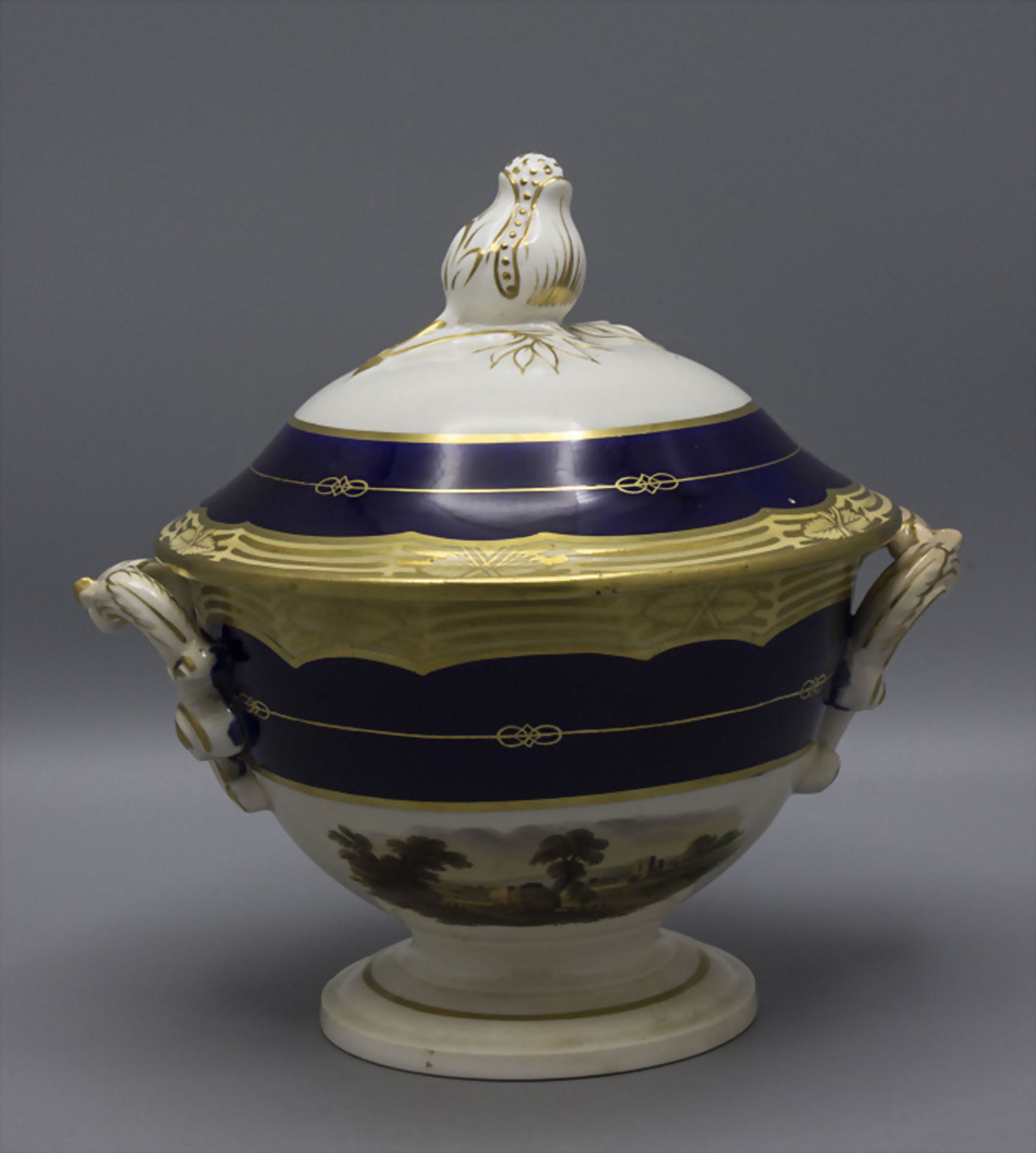 Creamware Saucenterrine / A fine faience cobalt and gilt sauce tureen with landscapes, wohl ...