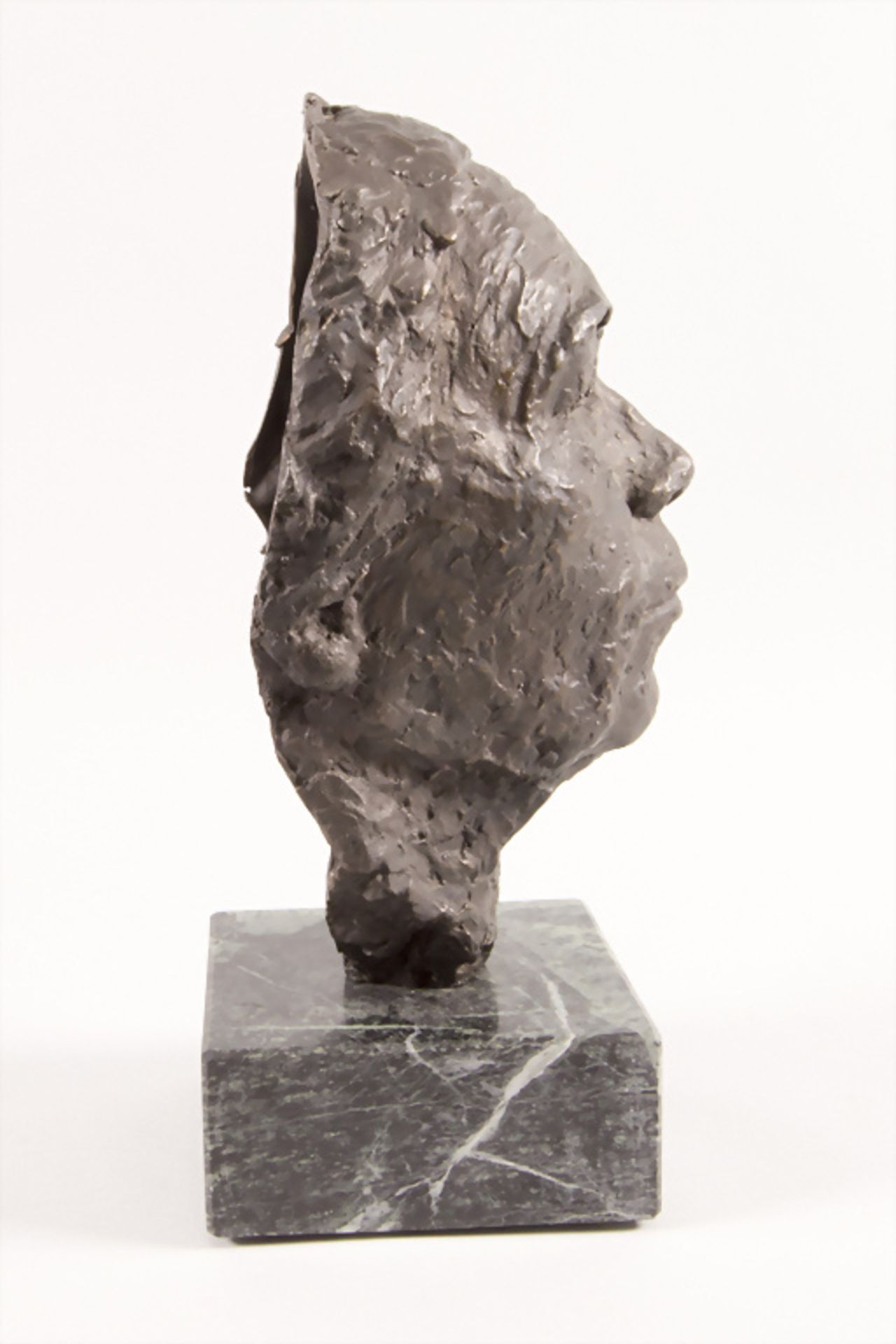 Edwin Scharff (1887-1955) zugeschr., Büste 'Käthe Kollwitz' / A bronze bust 'Käthe Kollwitz' - Bild 3 aus 4