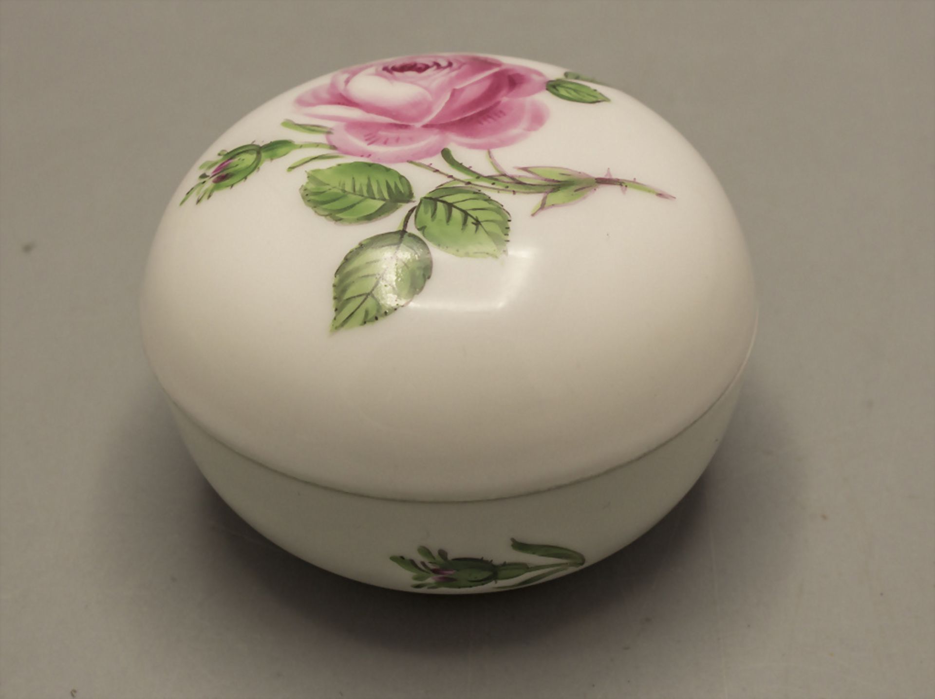 Deckeldose mit Rose / A lidded box with a rose, Meissen, Anfang 20. Jh.