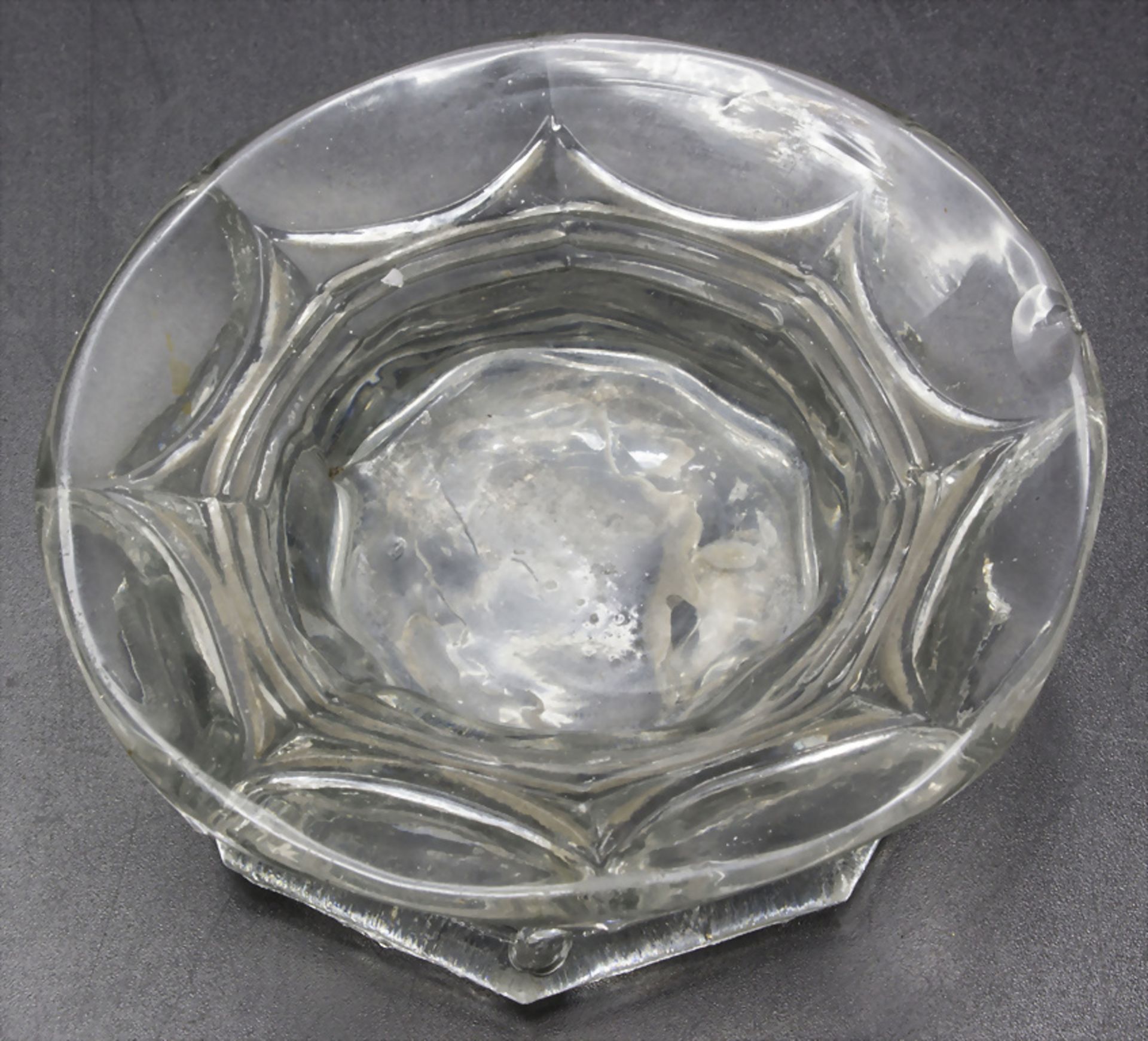 Frühes gefußtes Glasschälchen / An early footed glass dish, 18. Jh. oder früher - Bild 2 aus 3