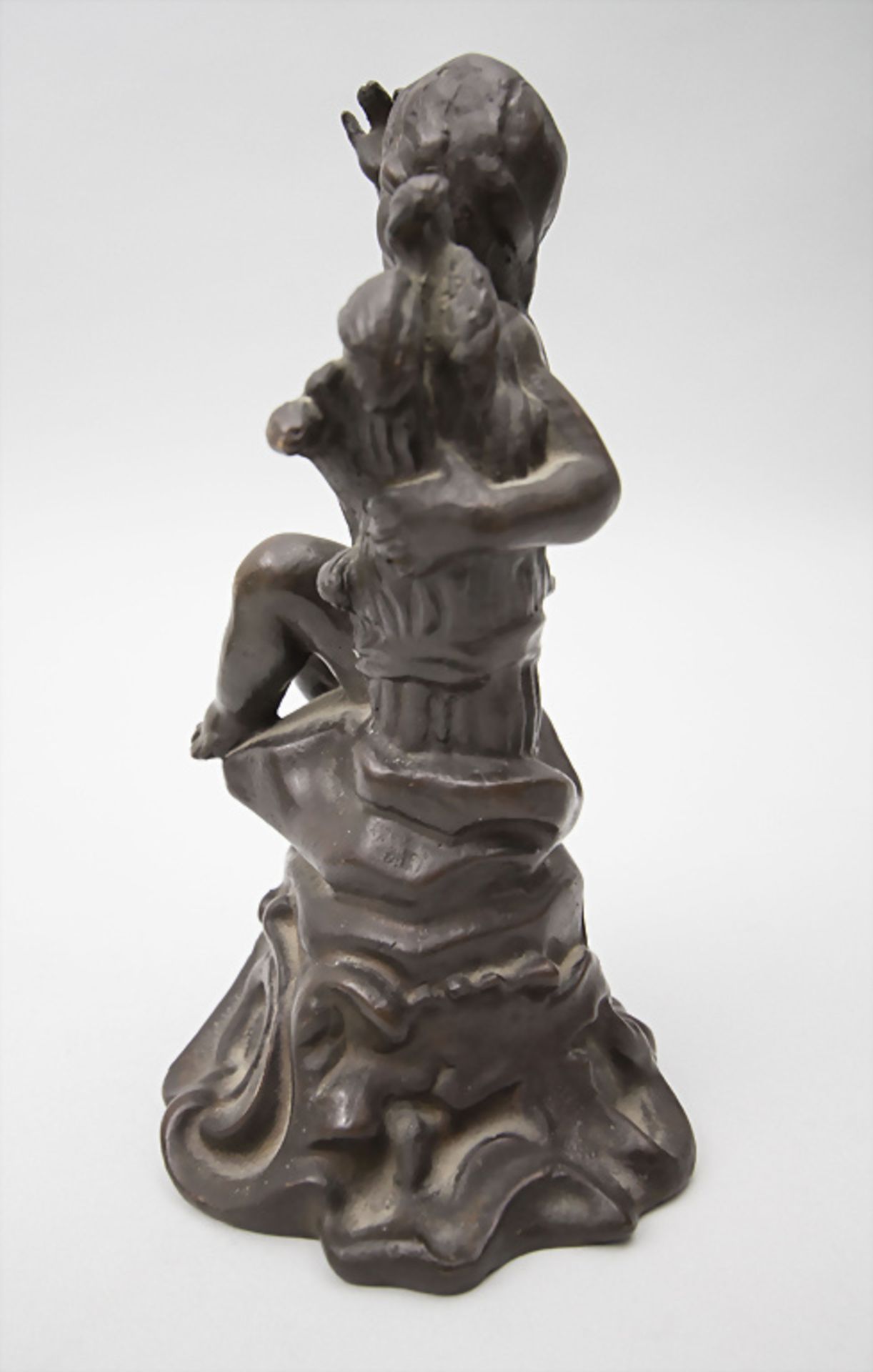 Bronzefigur 'Rokoko-Putto' / A bronze figure of a Rococo putto, 19./20. Jh. - Bild 4 aus 7