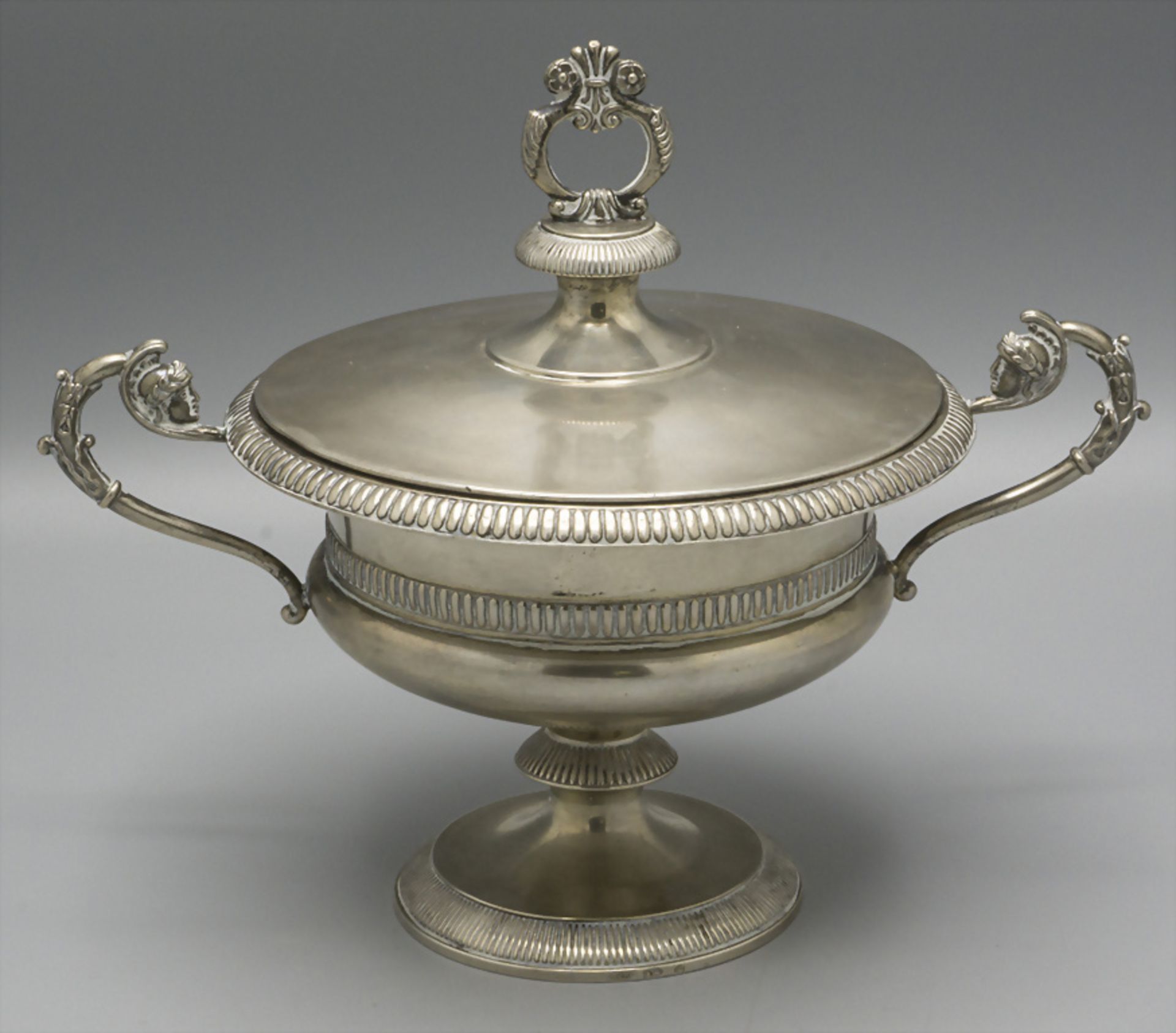 Empire Deckeldose / An Empire lidded silver bowl, um 1800 - Bild 2 aus 5