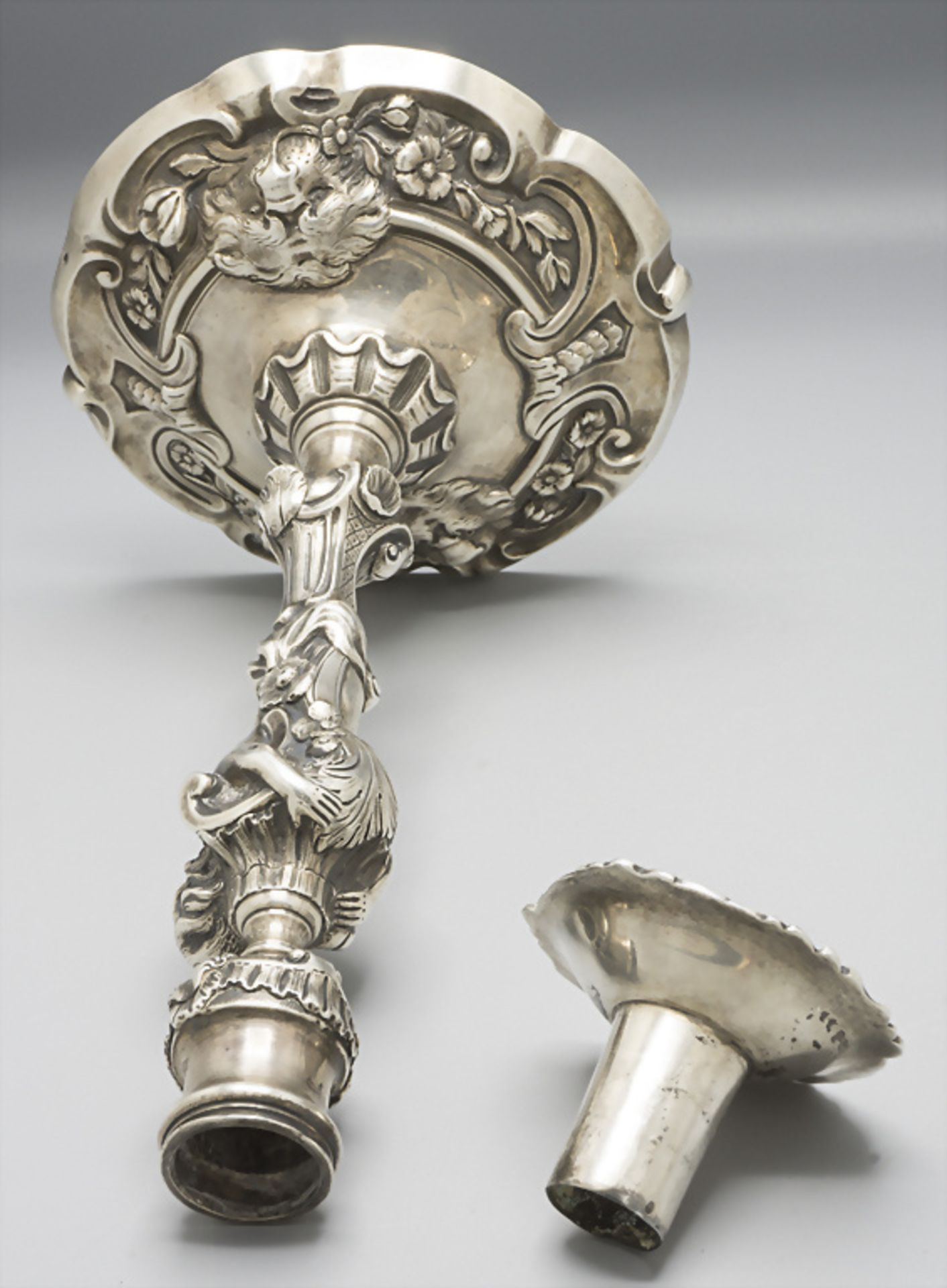 Paar Rokoko Silber Kerzenleuchter / A pair of Rococo silver candlesticks, John Cafe, London, 1749 - Image 8 of 27