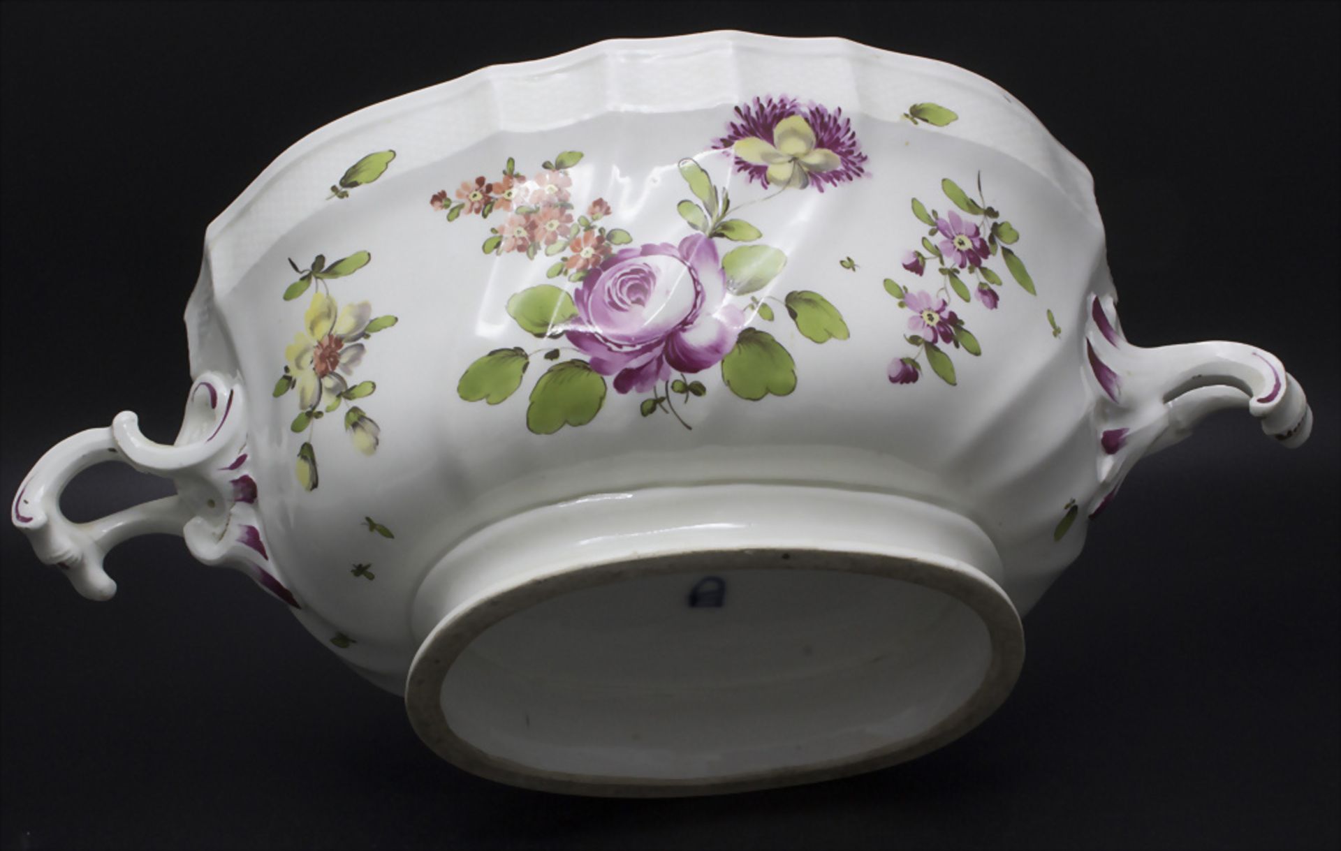 Große Deckelterrine mit Blumenmalerei / A covered tureen with flowers, Wien, 2. Hälfte 18. Jh. - Bild 5 aus 14