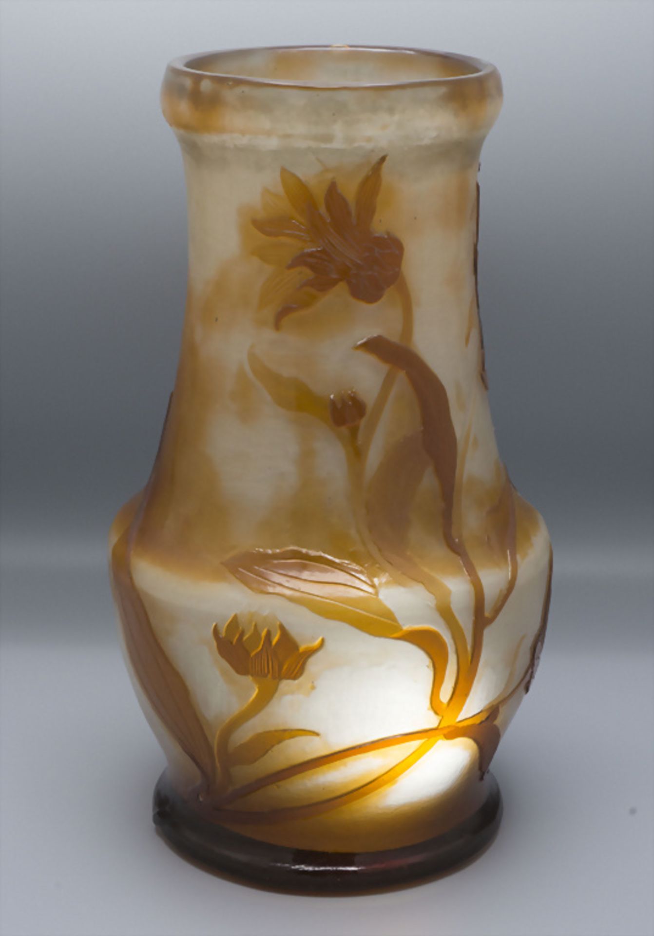 Jugendstil Vase mit Chrysanthemen / An Art Nouveau cameo glass vase with Chrysanthemum, Emile ... - Bild 3 aus 7